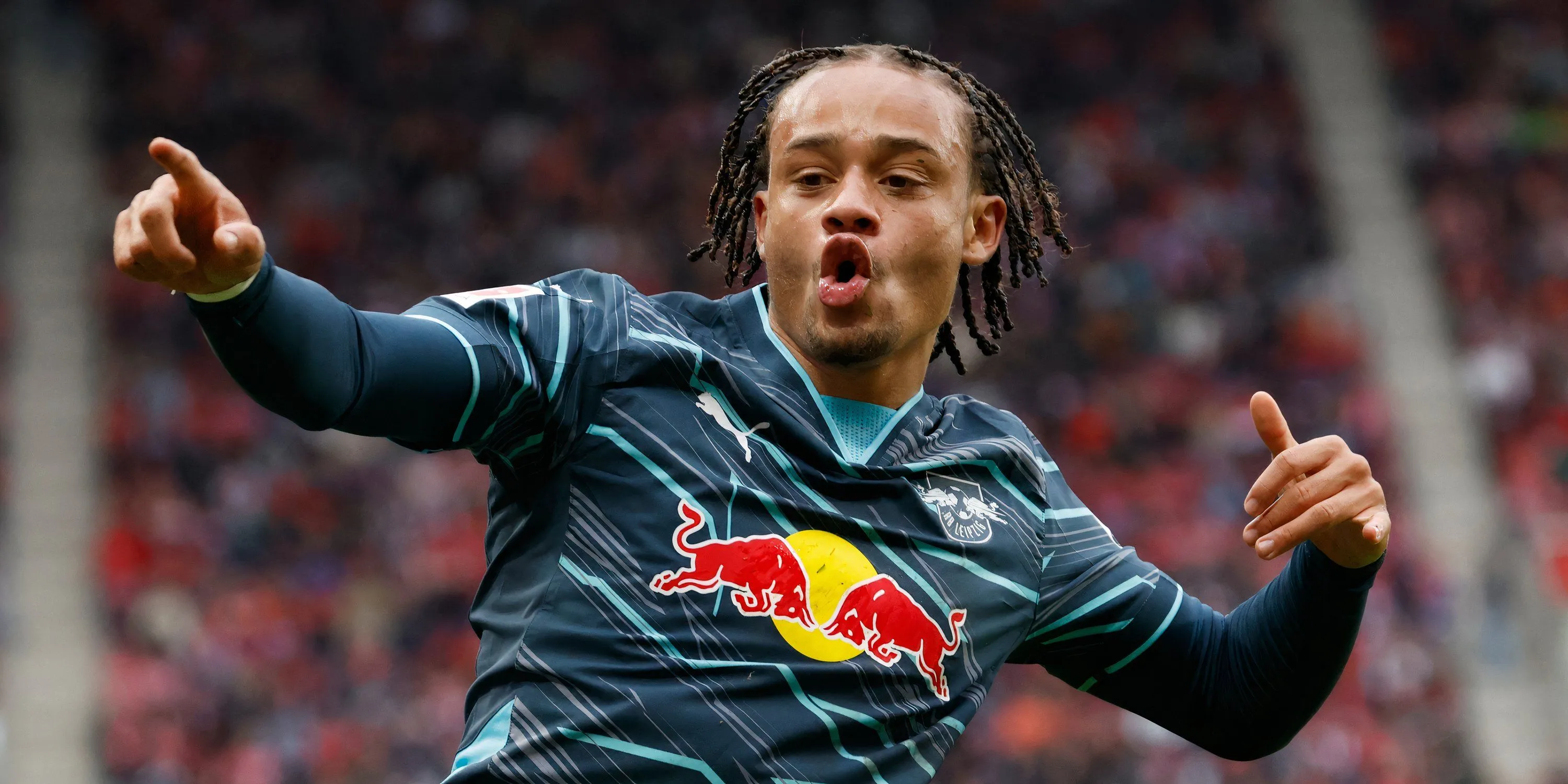 Tiền vệ Xavi Simons của RB Leipzig rê bóng kỹ thuật qua đối thủ