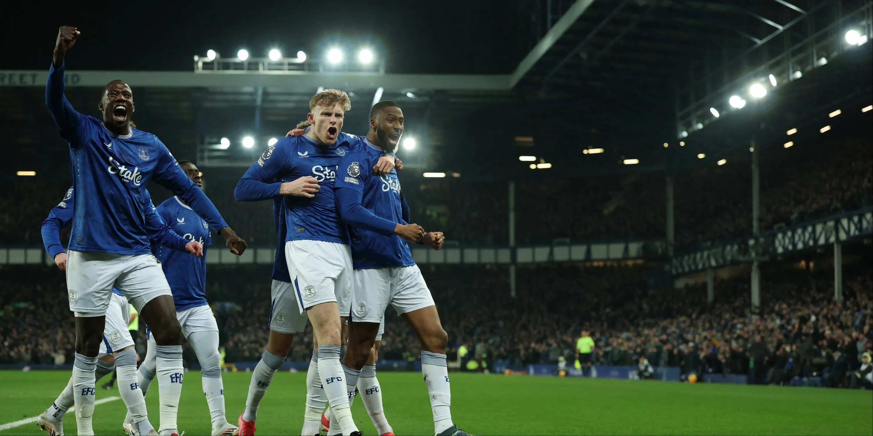 Trung vệ Jarrad Branthwaite của Everton