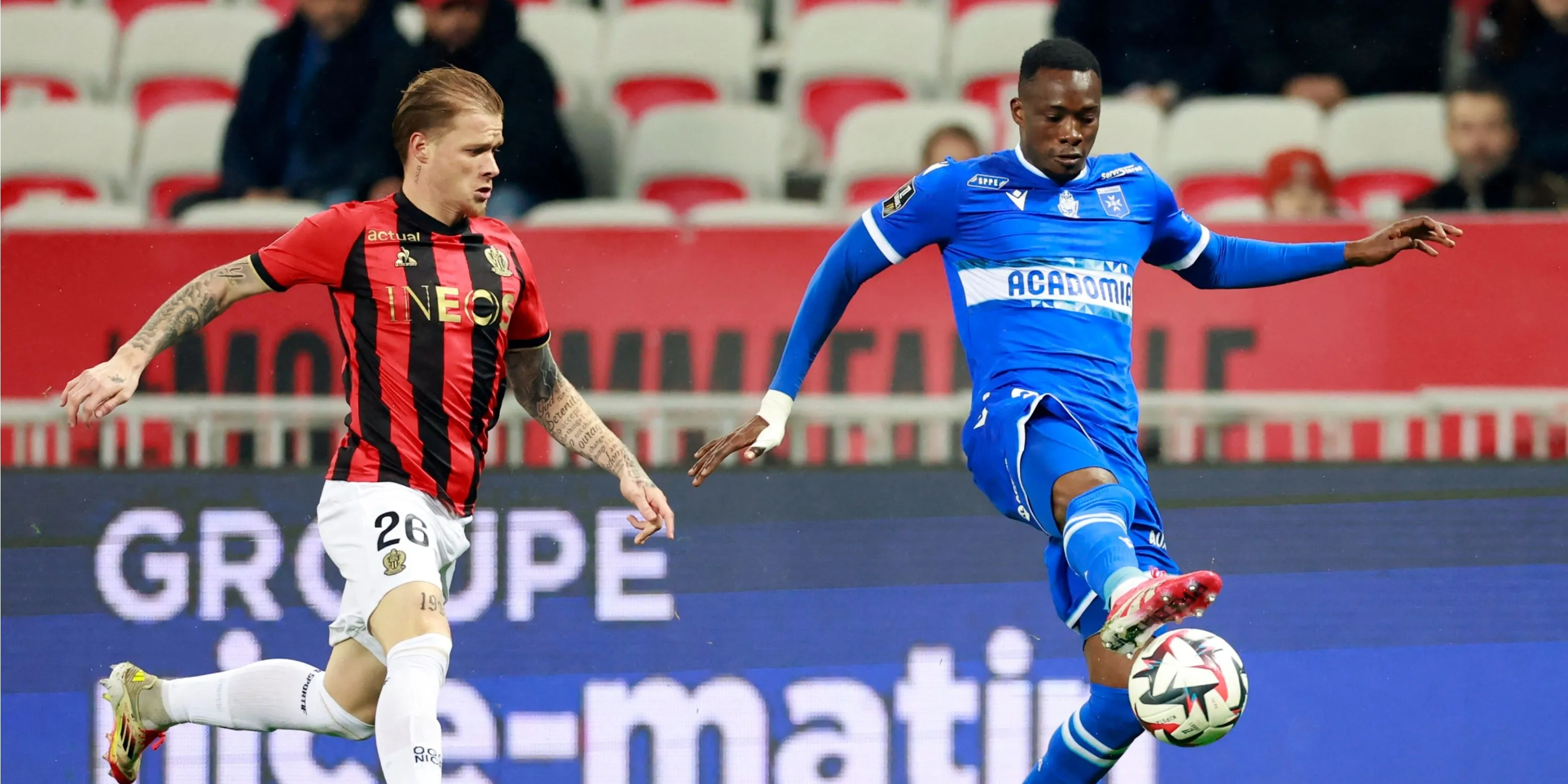 Trung vệ Sinaly Diomandé trong màu áo Auxerre