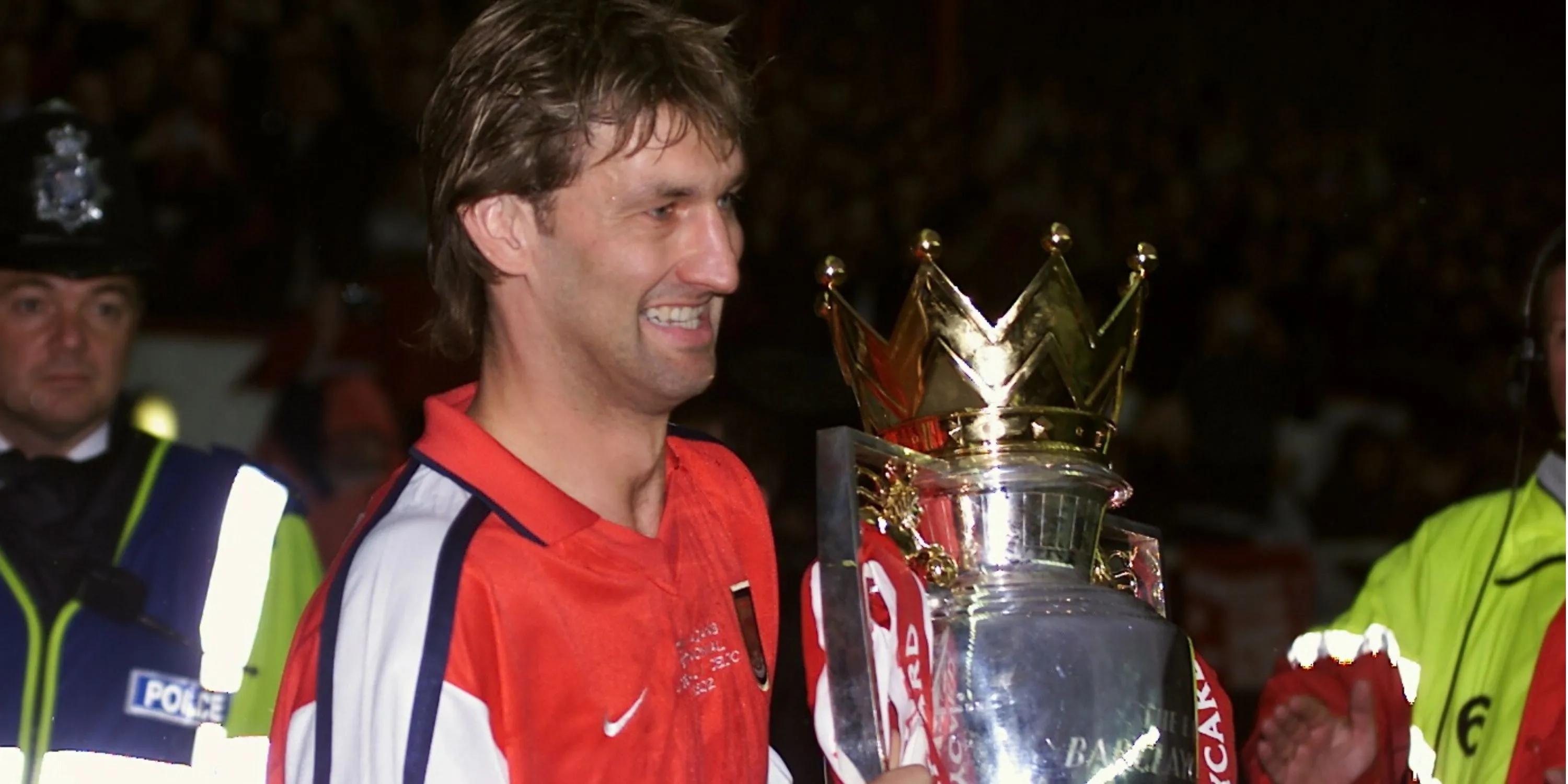 Trung vệ Tony Adams, biểu tượng của Arsenal mà Sir Alex Ferguson từng muốn ký hợp đồng