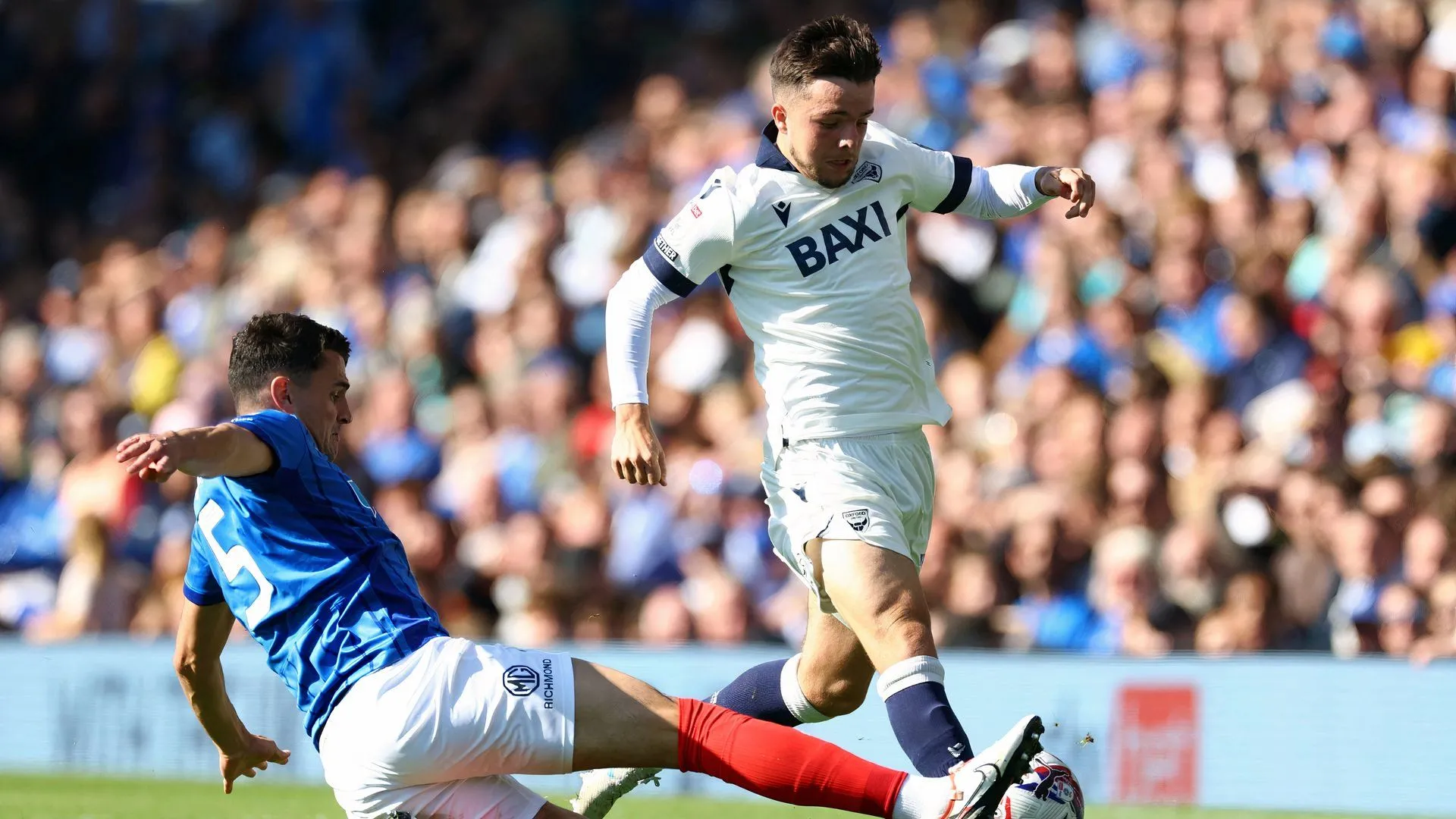 Tyler Goodrham (phải) cùng đồng đội tại Oxford United