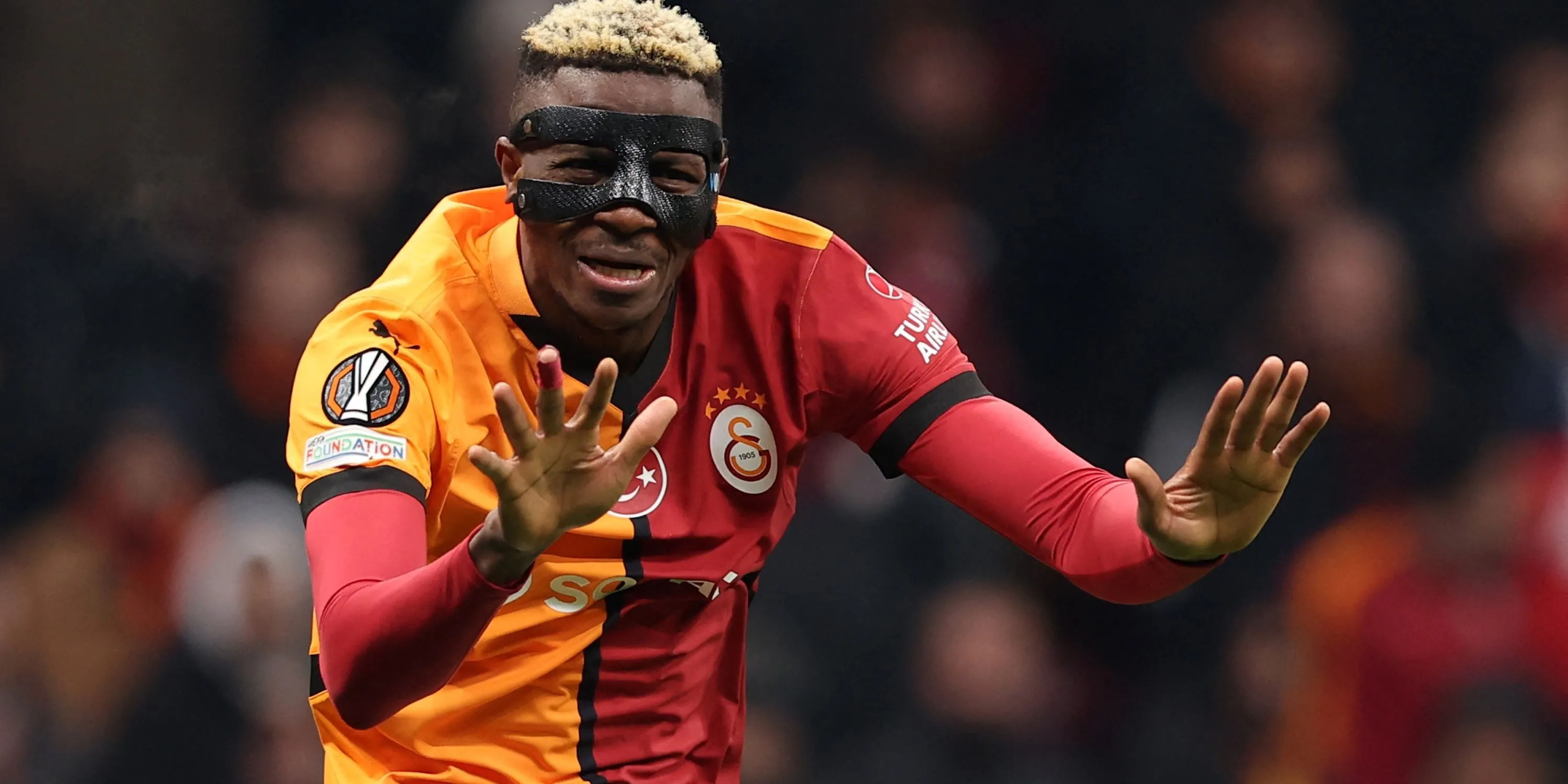 Victor Osimhen thể hiện cảm xúc trong màu áo Galatasaray, tiền đạo mục tiêu của MU