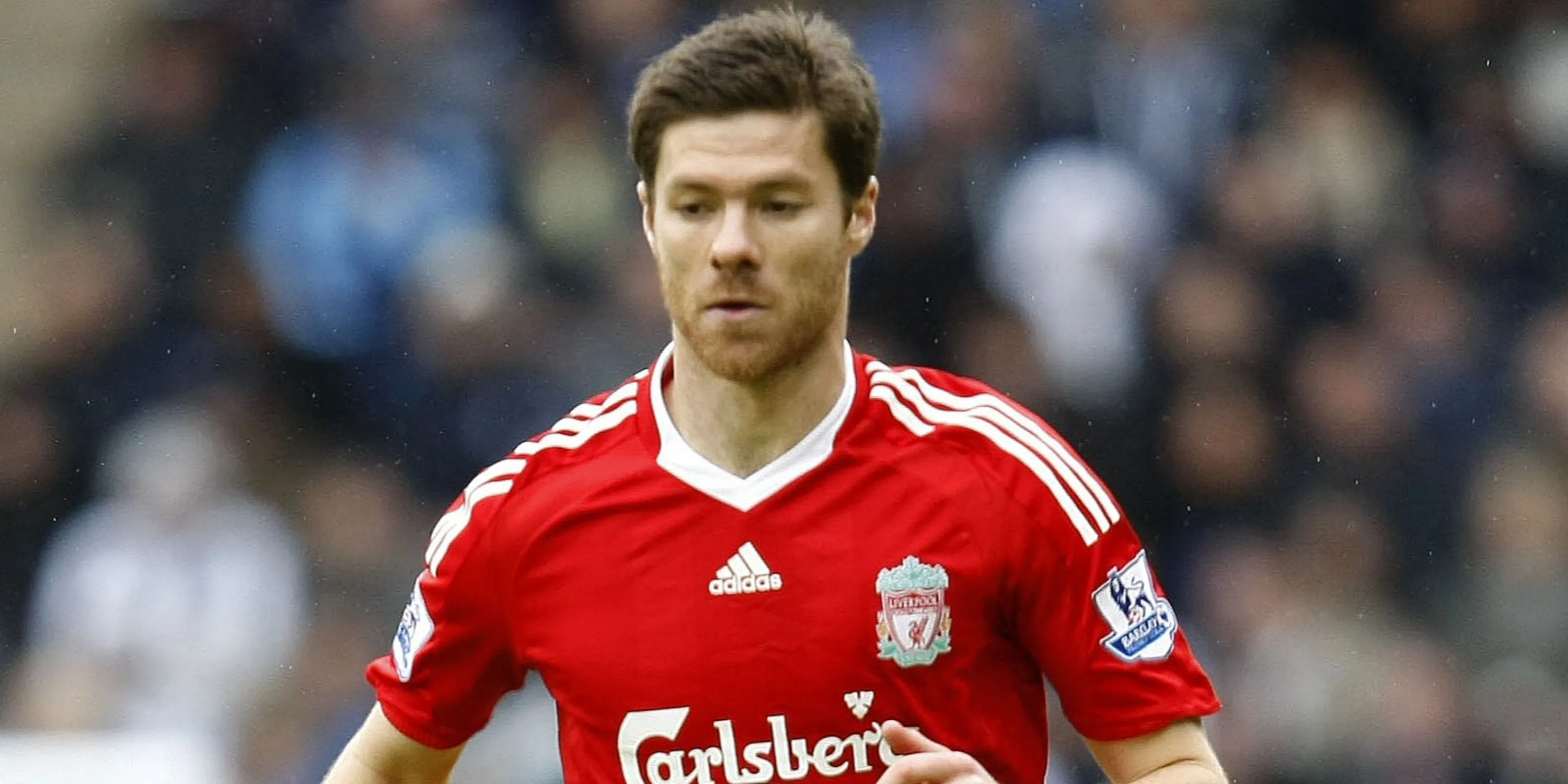 Xabi Alonso điều khiển tuyến giữa cho Liverpool với khả năng chuyền bóng đỉnh cao