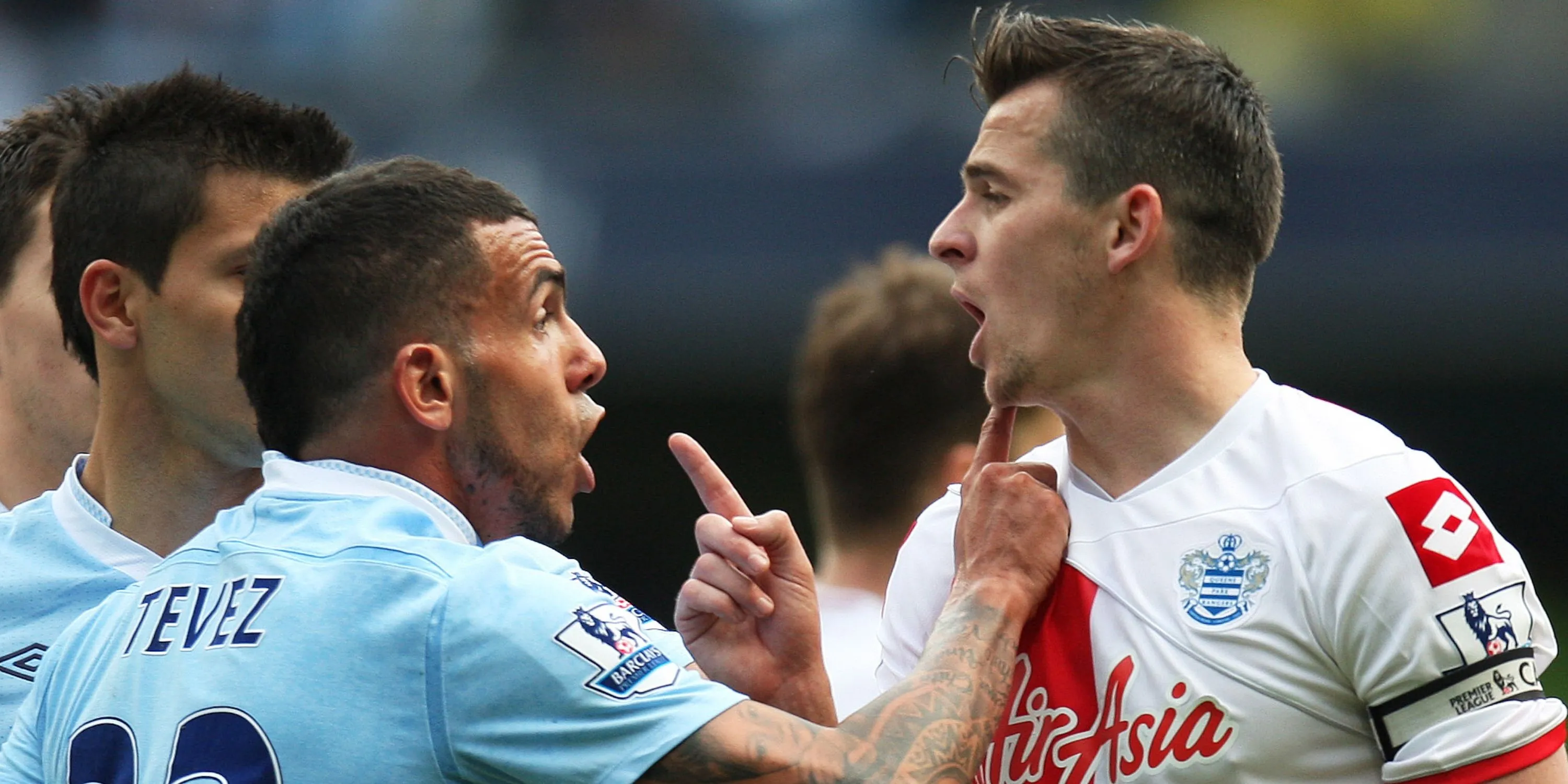 Carlos Tevez và Joey Barton trên sân