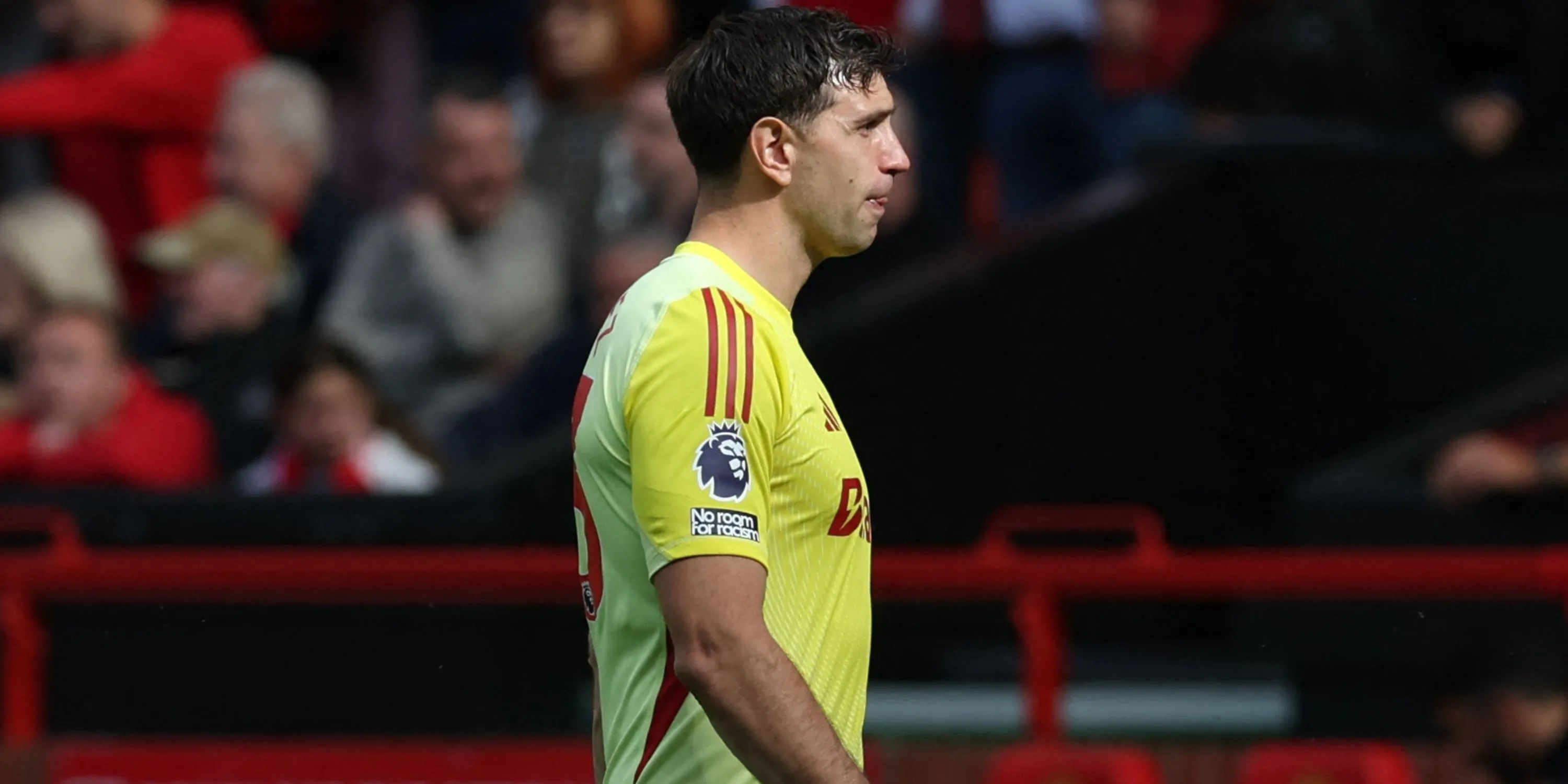 Emi Martinez của Aston Villa nhận thẻ đỏ sau pha phạm lỗi ngoài vòng cấm