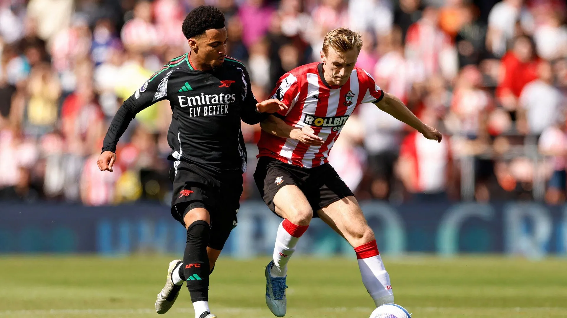 Flynn Downes trong màu áo Southampton, cho thấy sự gắn bó của cầu thủ này trước tin đồn đến Rangers