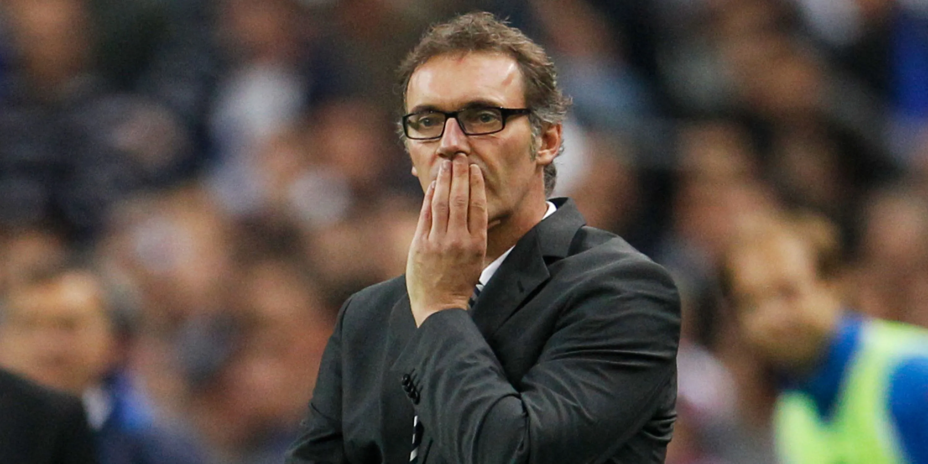 HLV Laurent Blanc của Pháp trông có vẻ lo lắng