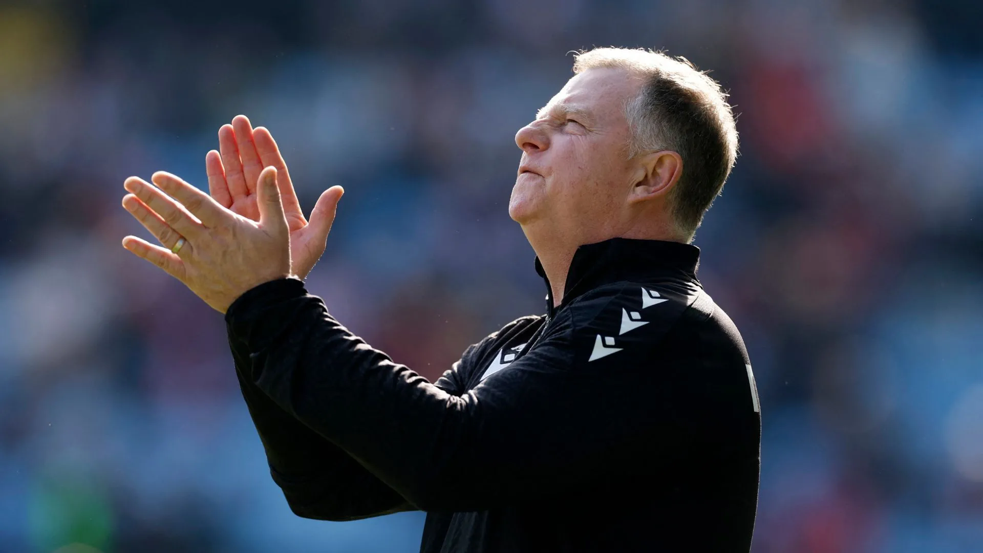 HLV Mark Robins, người sẽ quyết định tương lai của Sol Sidibe tại Stoke City