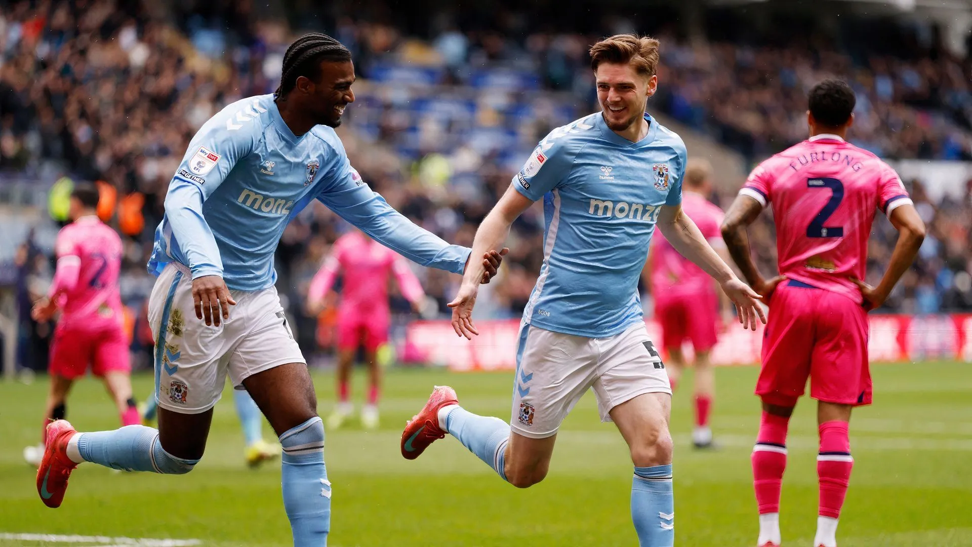 Jack Rudoni ăn mừng bàn thắng cho Coventry City