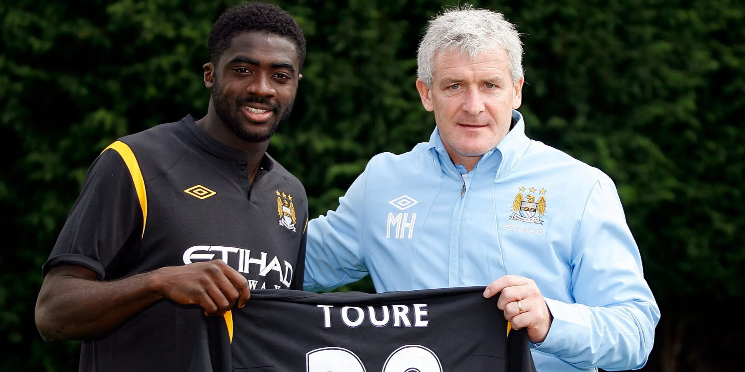 Kolo Toure ăn mừng cùng đồng đội Manchester City