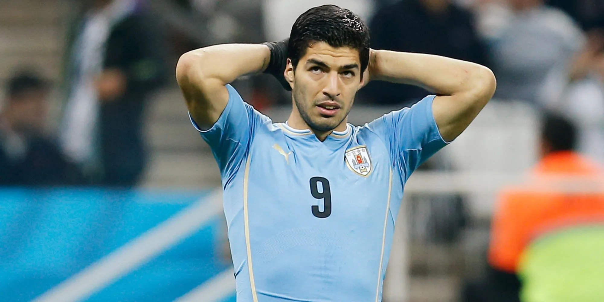 Luis Suarez cắn vào vai Branislav Ivanovic của Chelsea