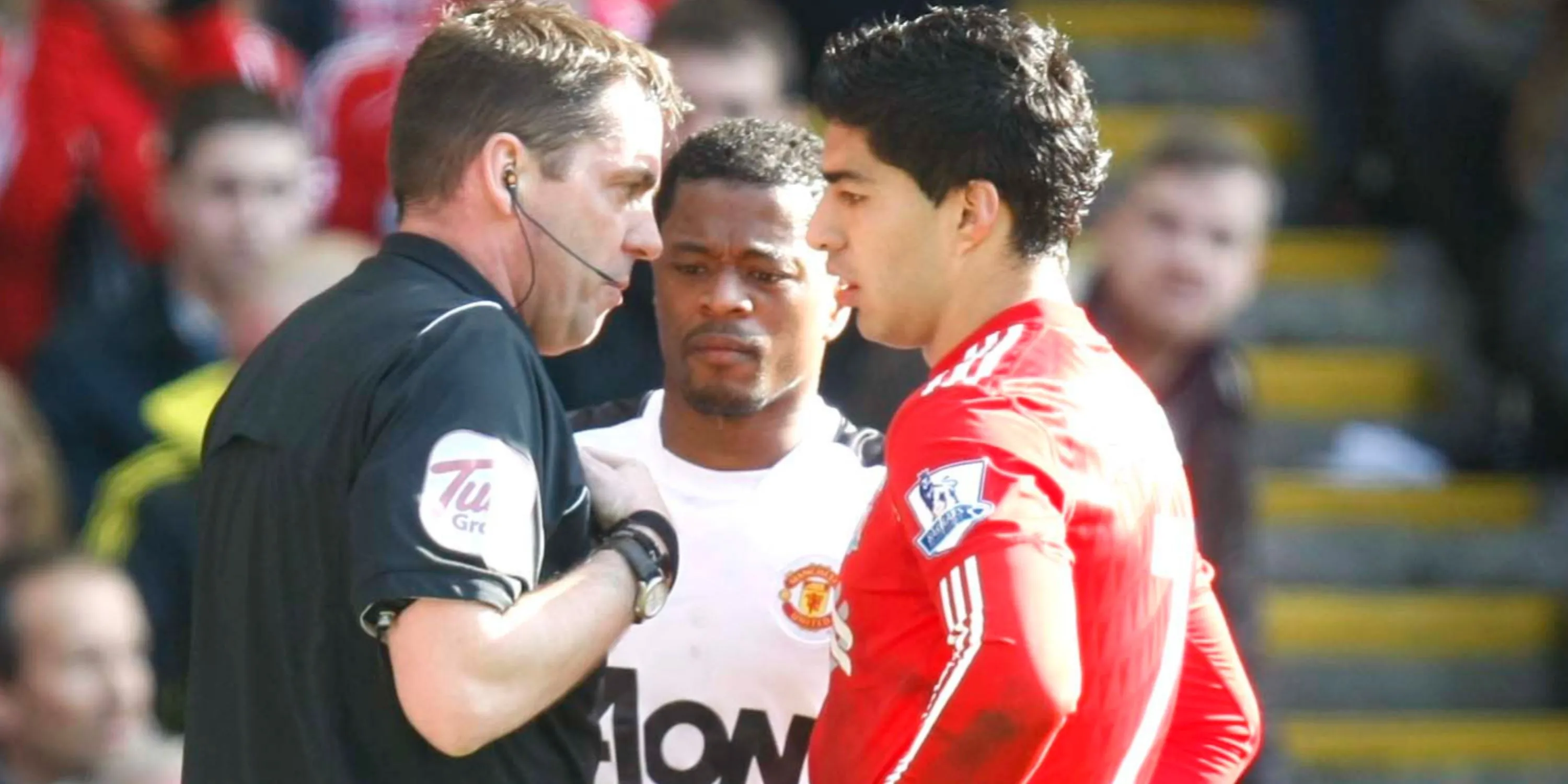 Luis Suarez và Patrice Evra trước trận đấu, sau vụ lùm xùm phân biệt chủng tộc
