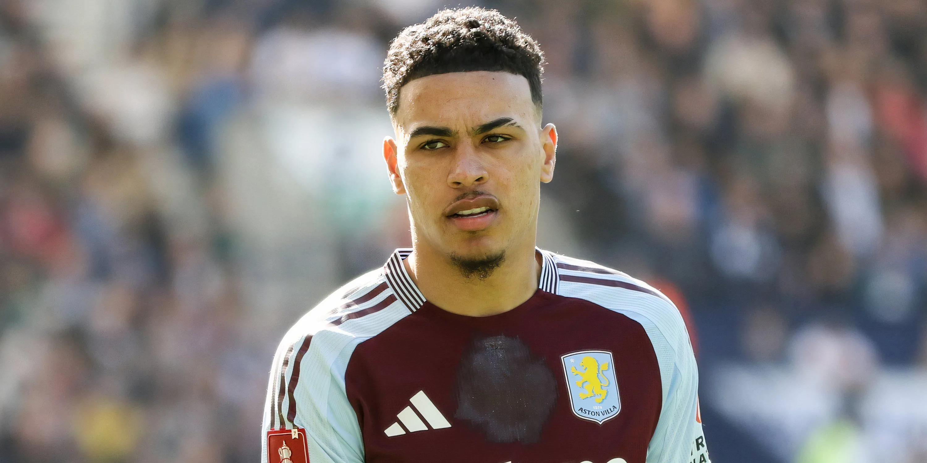 Morgan Rogers đối đầu trong trận đấu của Aston Villa