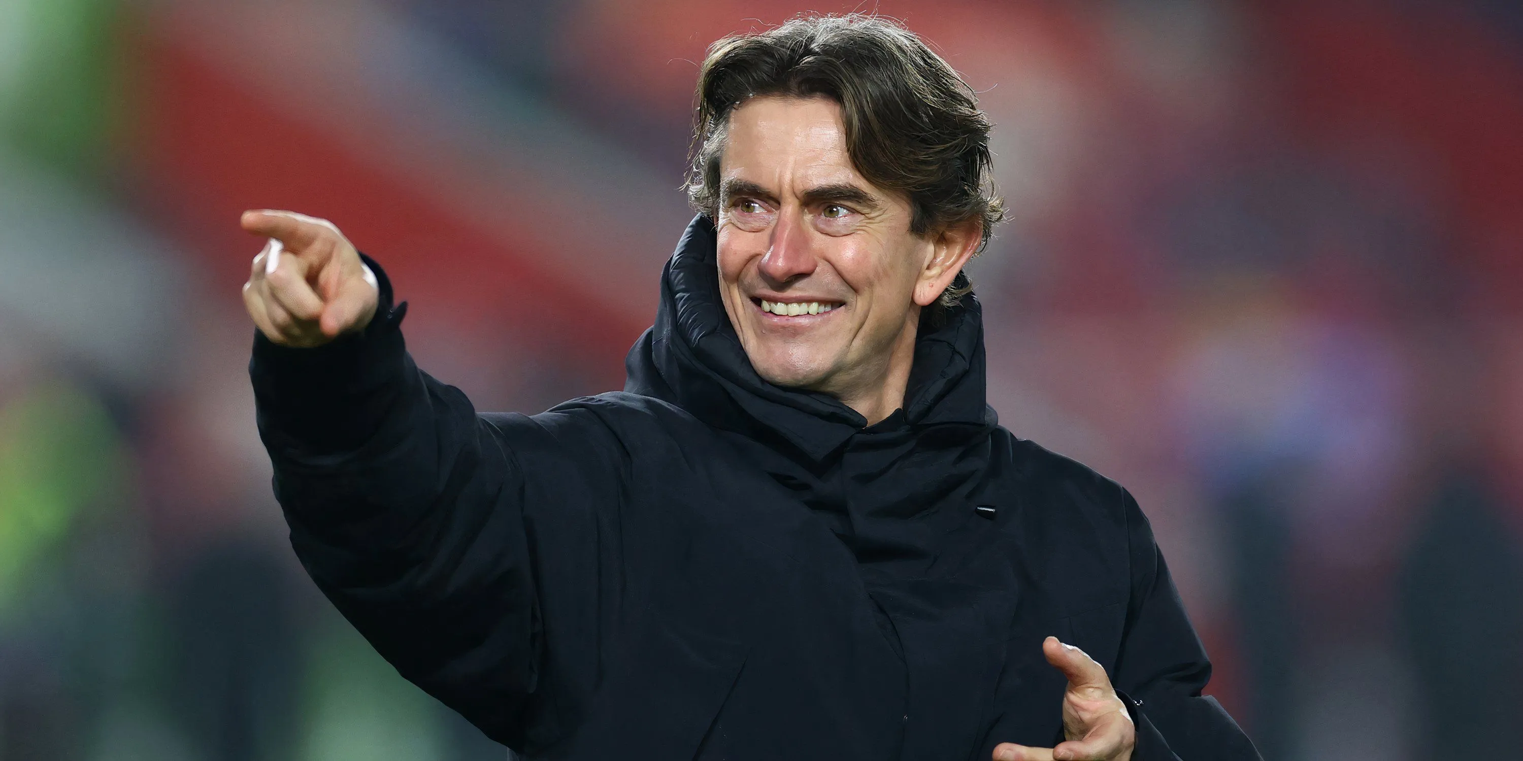 Thomas Frank HLV Brentford chỉ tay