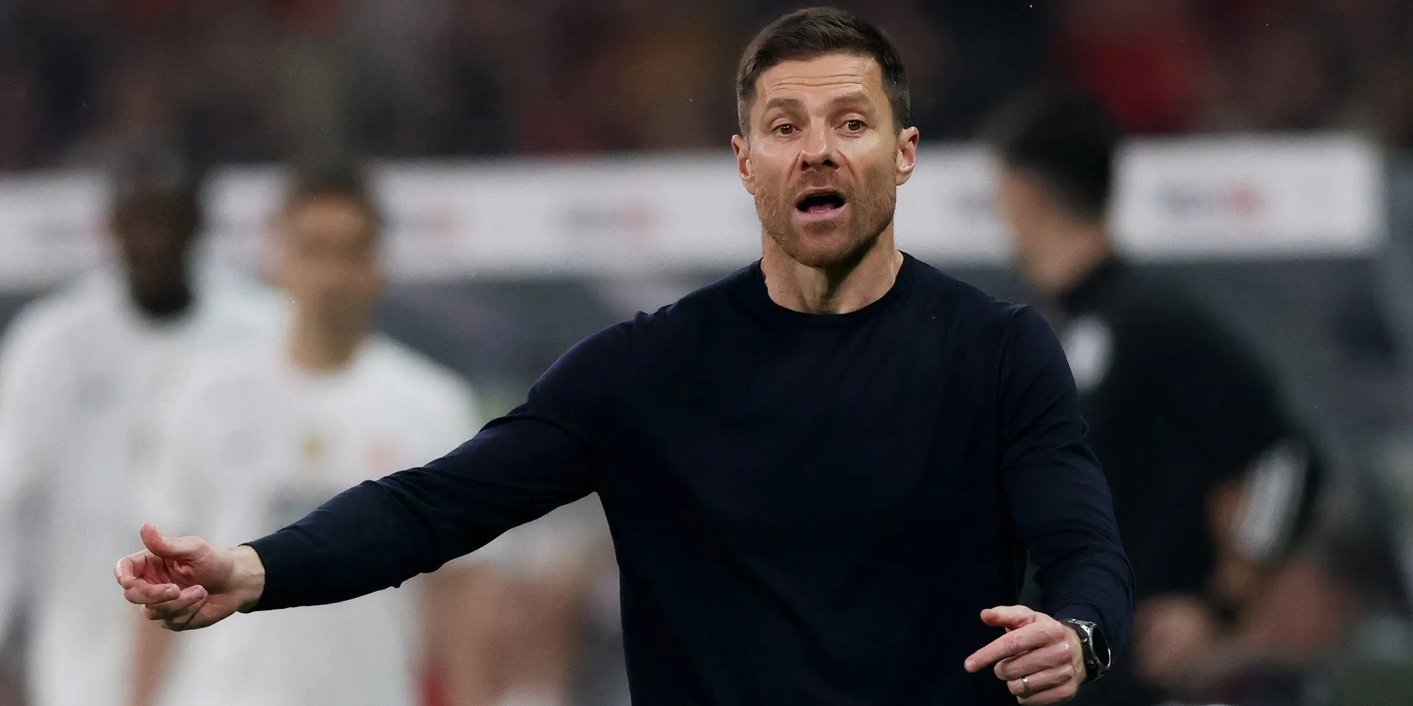 Xabi Alonso chỉ đạo đội bóng