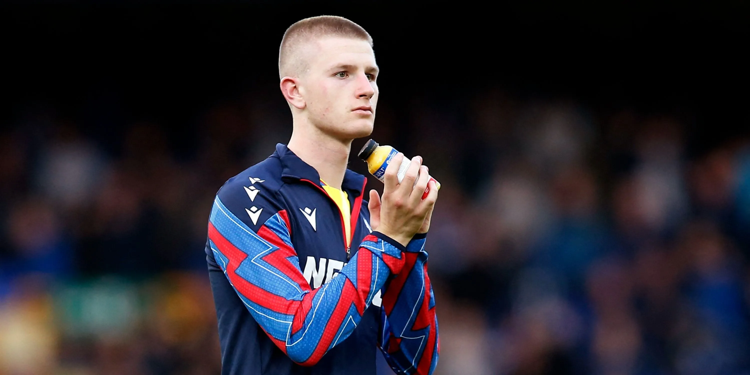 Adam Wharton, mục tiêu tiền vệ của Tottenham, trong màu áo Crystal Palace