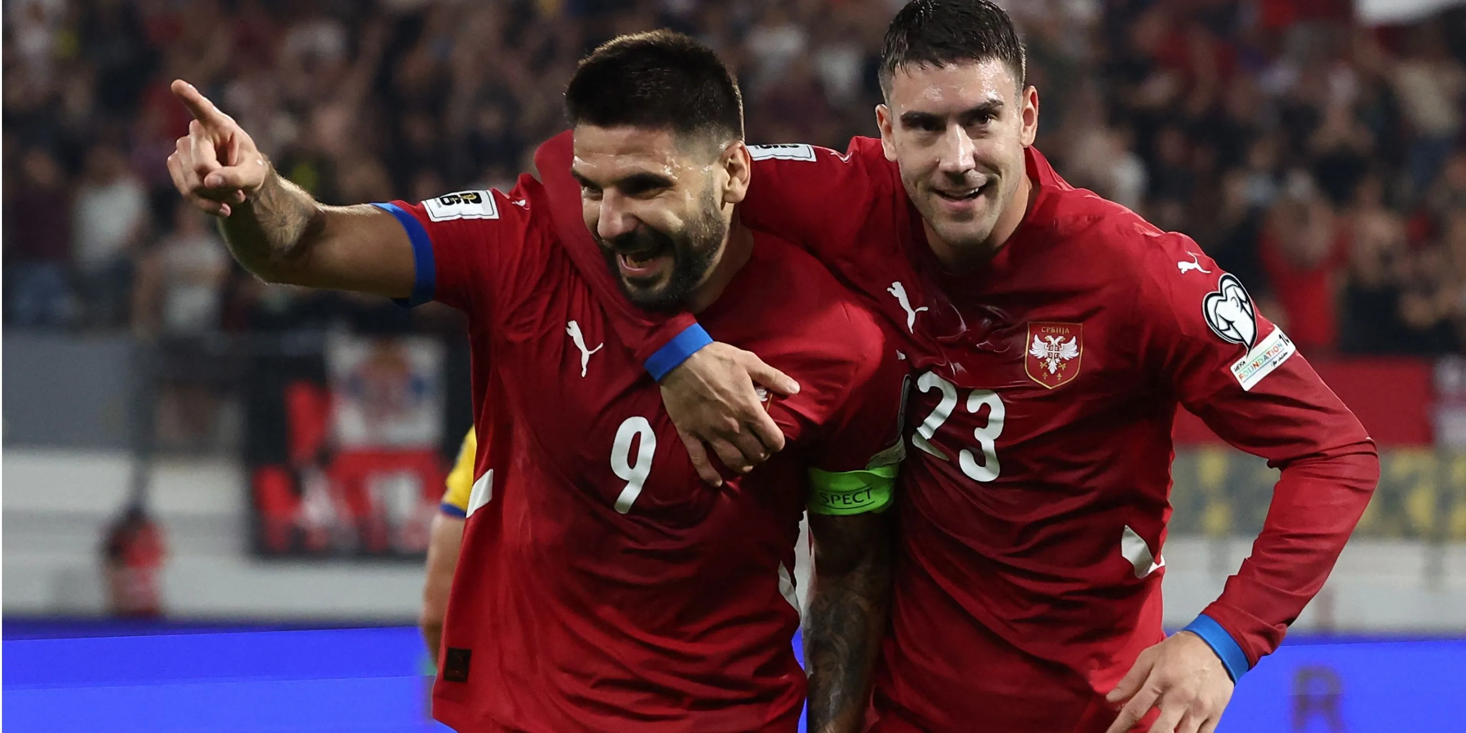 Aleksandar Mitrovic trong màu áo đội tuyển Serbia, thể hiện khát khao và đẳng cấp của một tiền đạo hàng đầu, sẵn sàng trở lại Premier League.