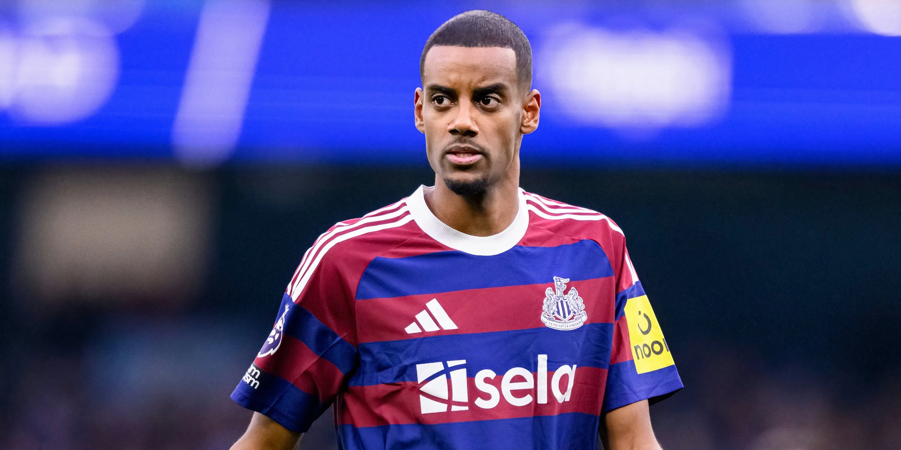 Alexander Isak trong màu áo Newcastle United thi đấu trên sân cỏ
