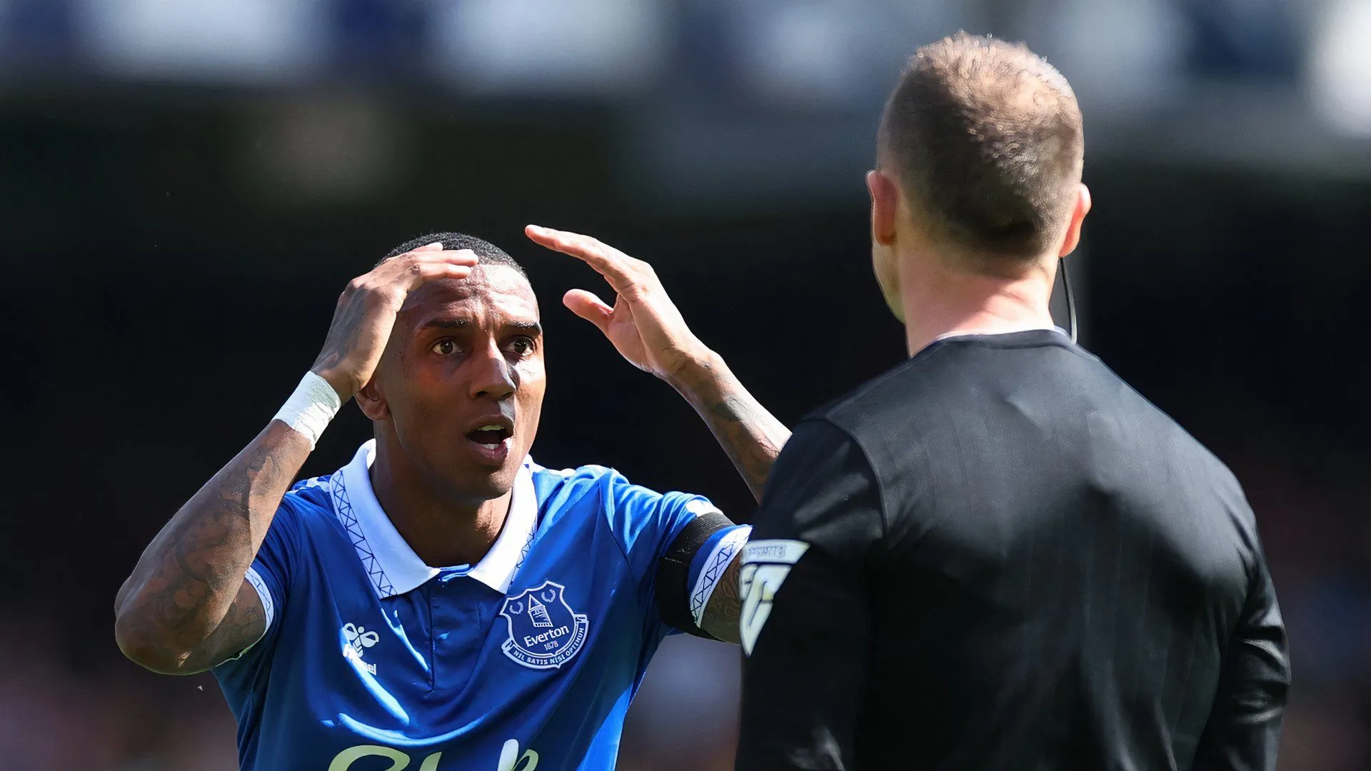 Ashley Young thi đấu cho Everton, cựu cầu thủ Man Utd sắp gia nhập Ipswich Town.