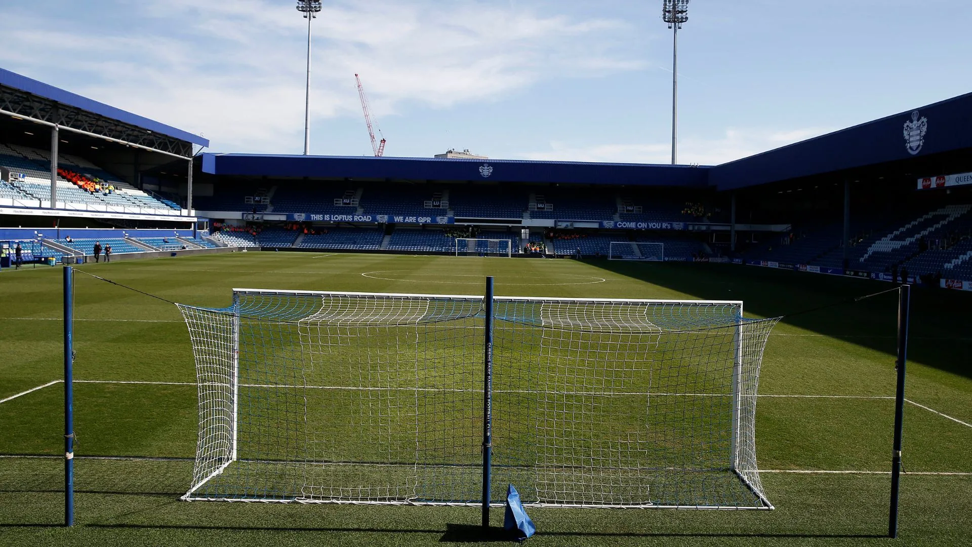 Cận cảnh sân vận động Loftus Road, thánh địa của Queens Park Rangers