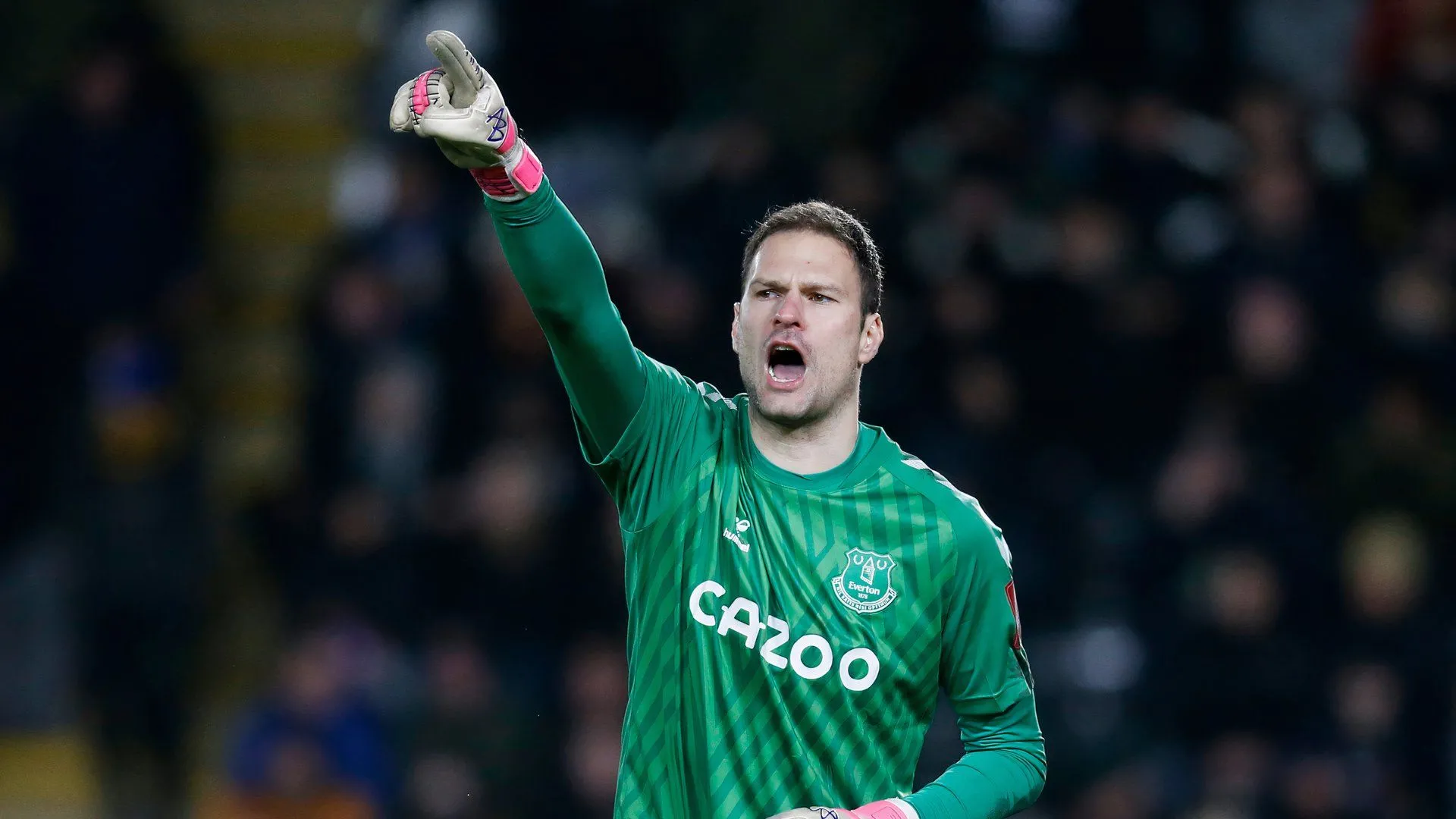Cận cảnh thủ môn Asmir Begovic với khuôn mặt tập trung