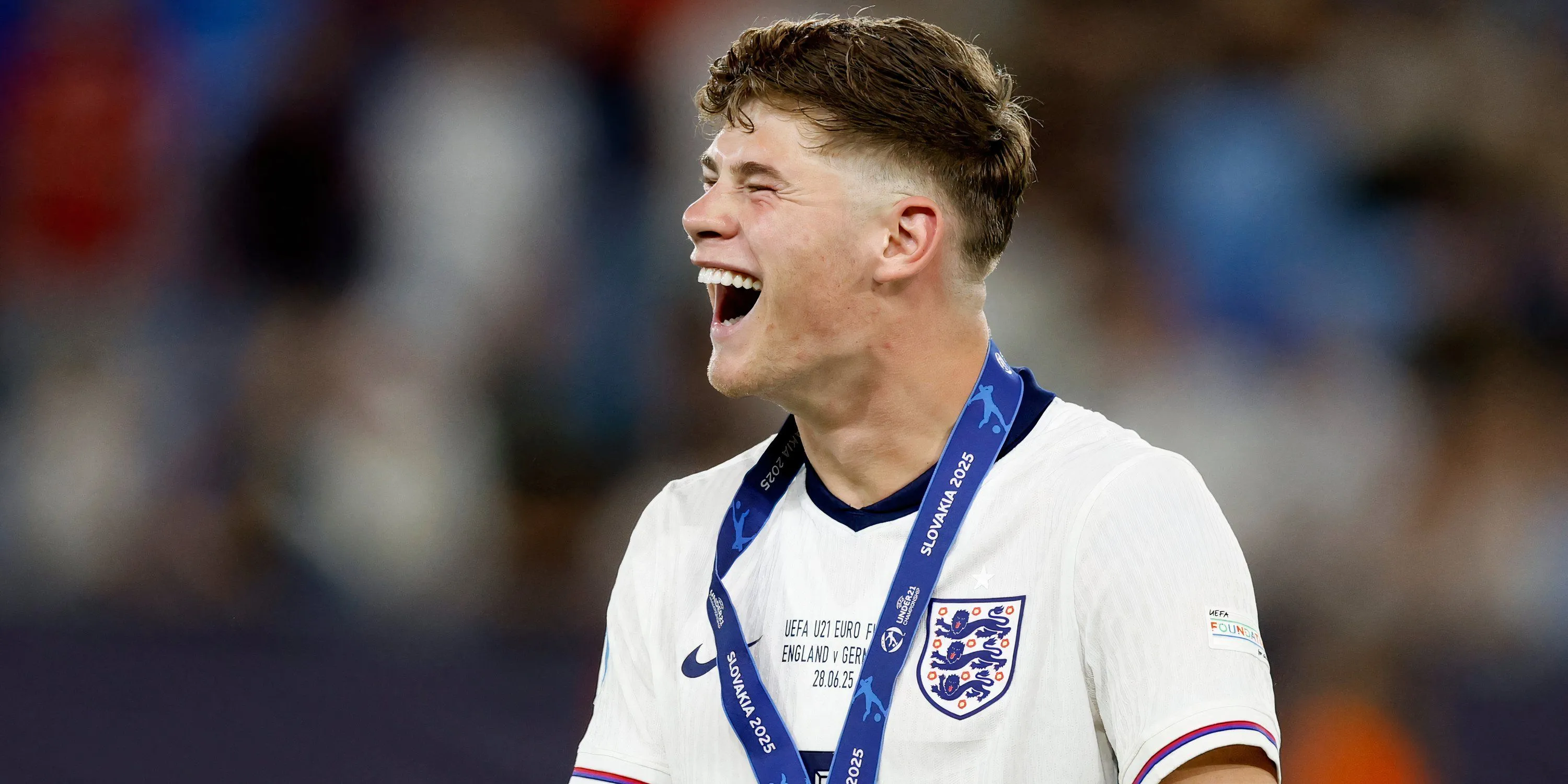 Chân dung trung vệ Charlie Cresswell