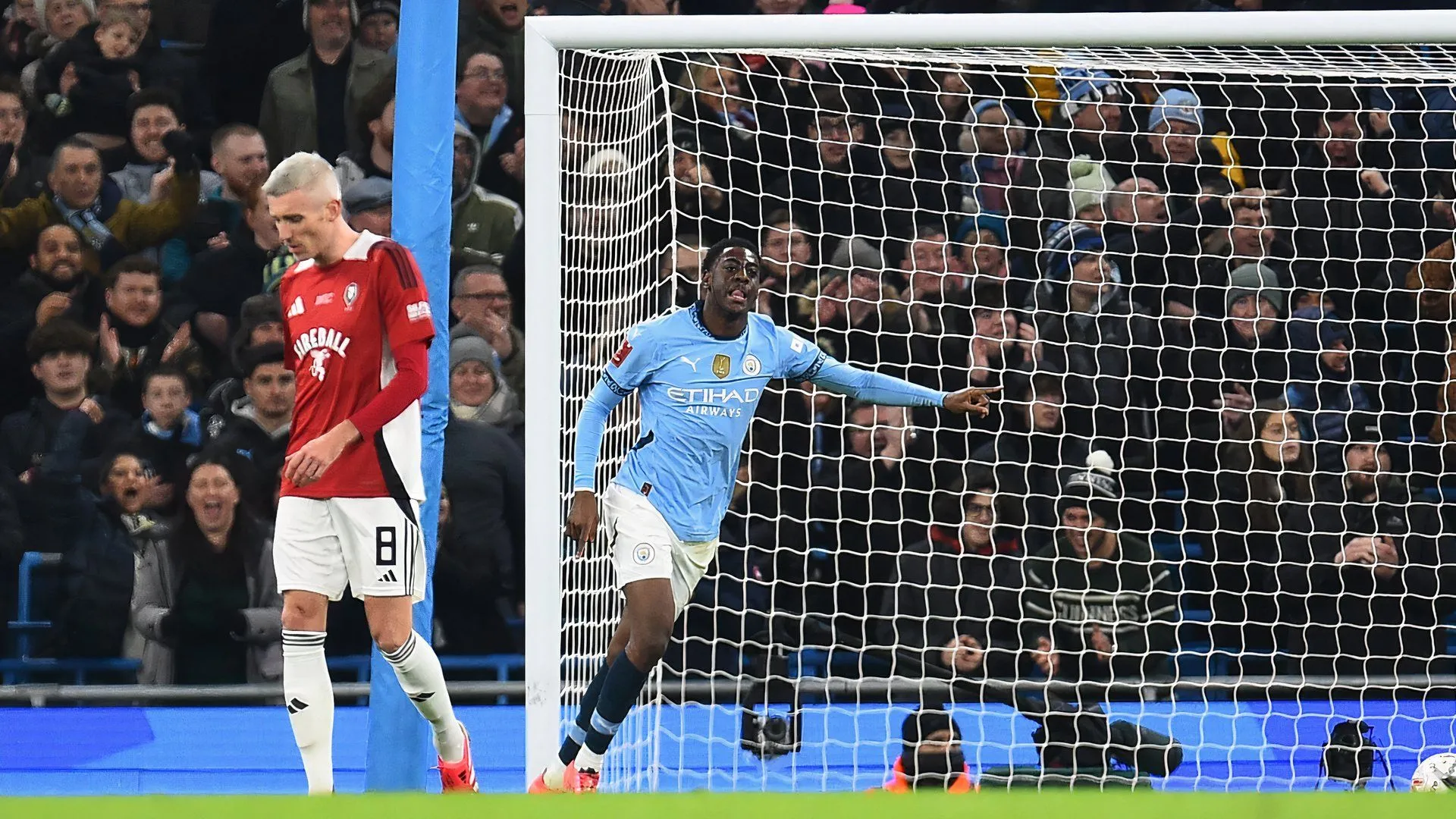 Divin Mubama ghi bàn cho Man City