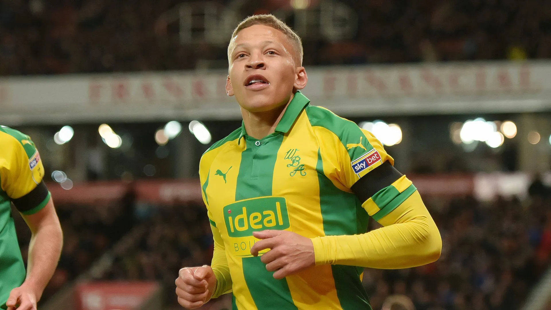 Dwight Gayle ăn mừng bàn thắng, thể hiện khả năng săn bàn đáng nể ở Championship