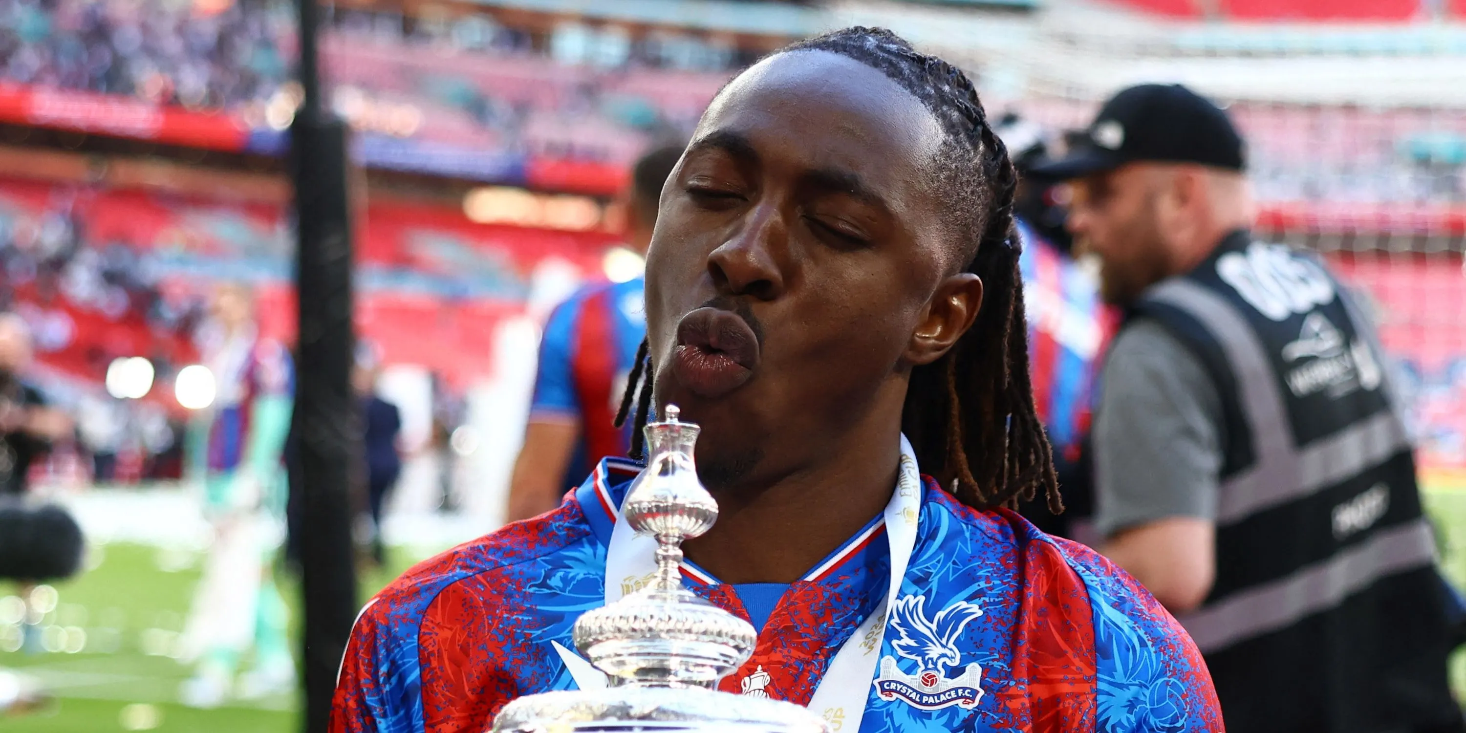 Eberechi Eze ăn mừng chiếc cúp FA lịch sử cùng Crystal Palace, trước ngưỡng cửa gia nhập Arsenal