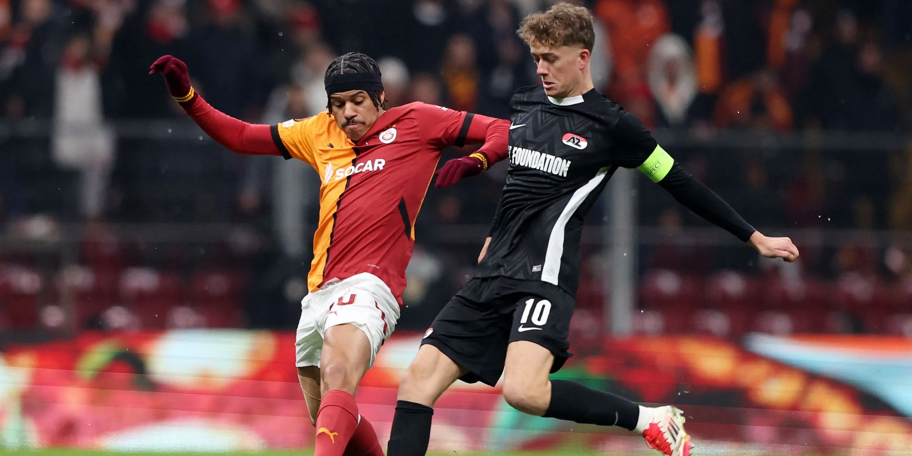 Gabriel Sara (Galatasaray) trong pha tranh chấp bóng