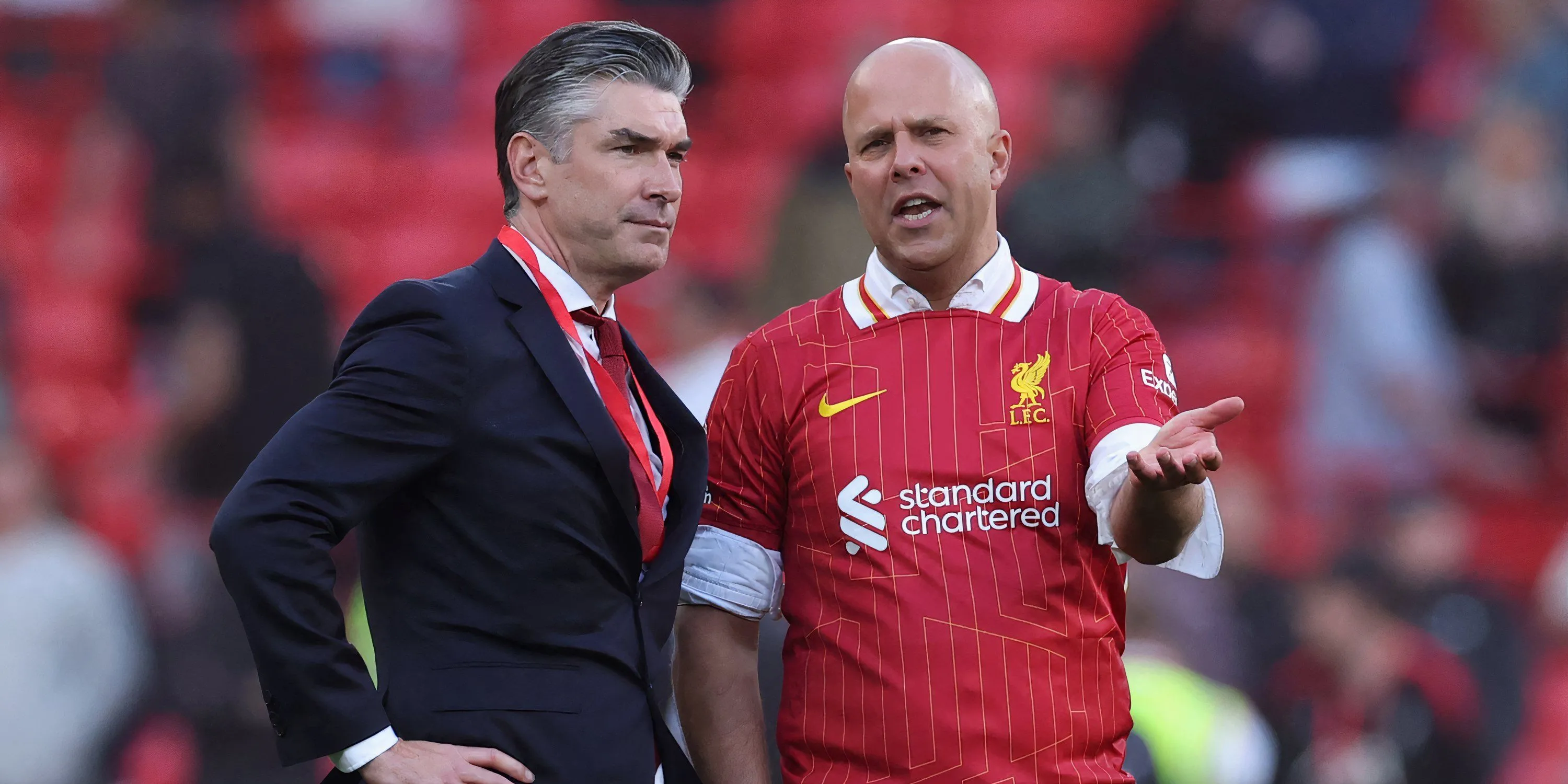 Giám đốc thể thao Liverpool Richard Hughes và tân HLV Arne Slot làm việc trên thị trường chuyển nhượng