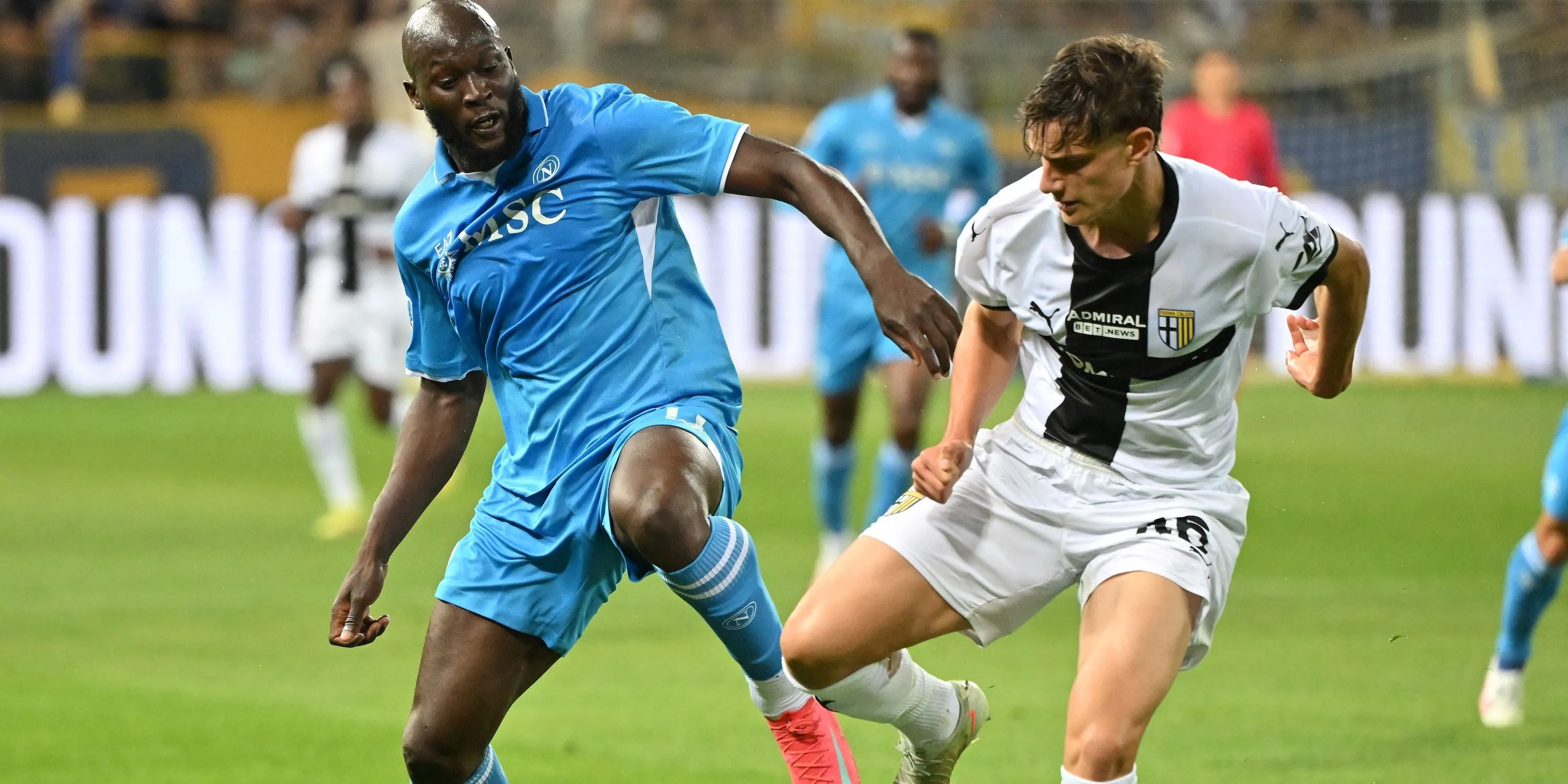 Giovanni Leoni của Parma tranh chấp bóng với Romelu Lukaku, cho thấy khả năng đối đầu tiền đạo đẳng cấp.