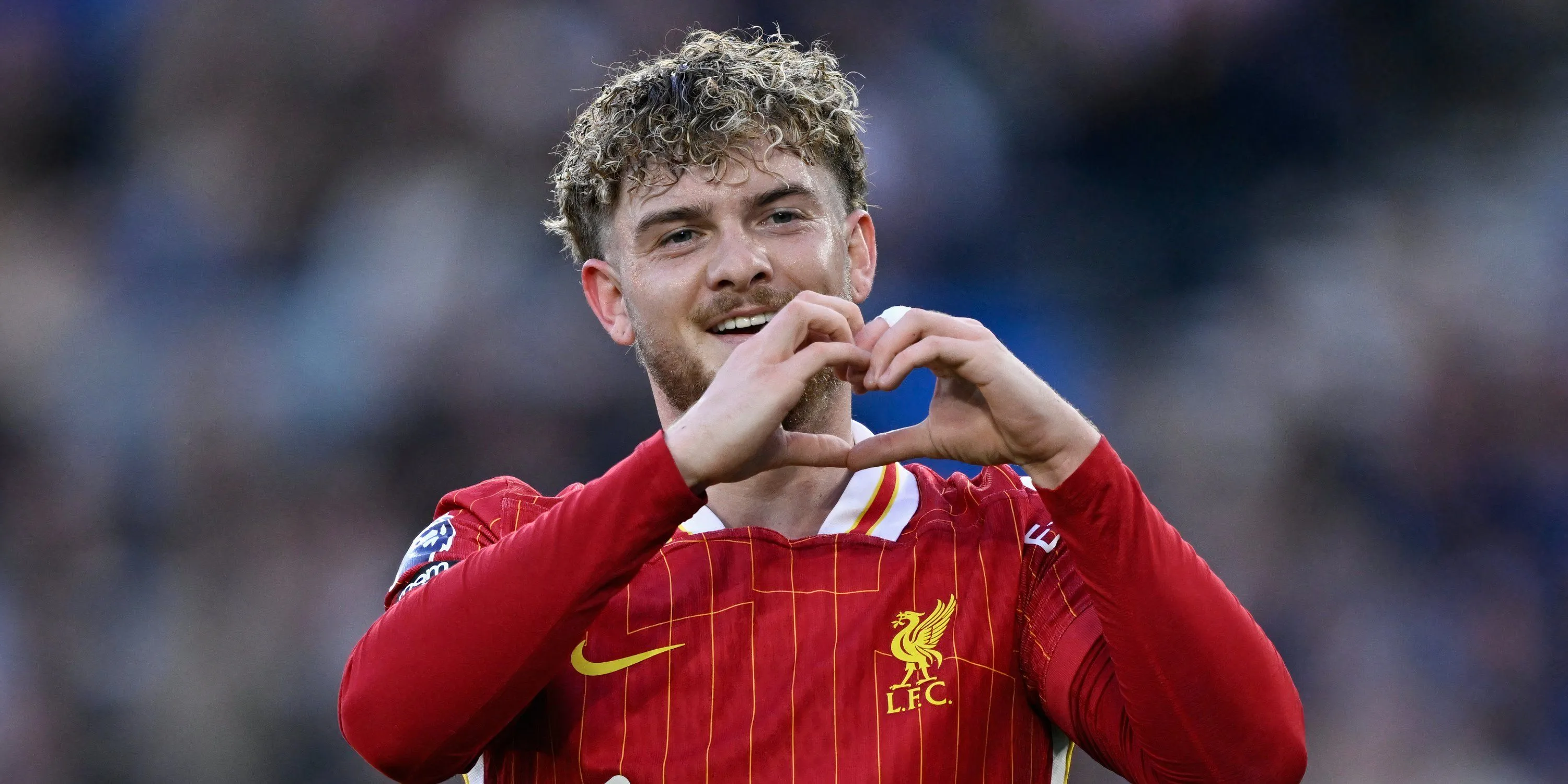 Harvey Elliott của Liverpool ăn mừng bàn thắng, thể hiện niềm vui và sự tự tin