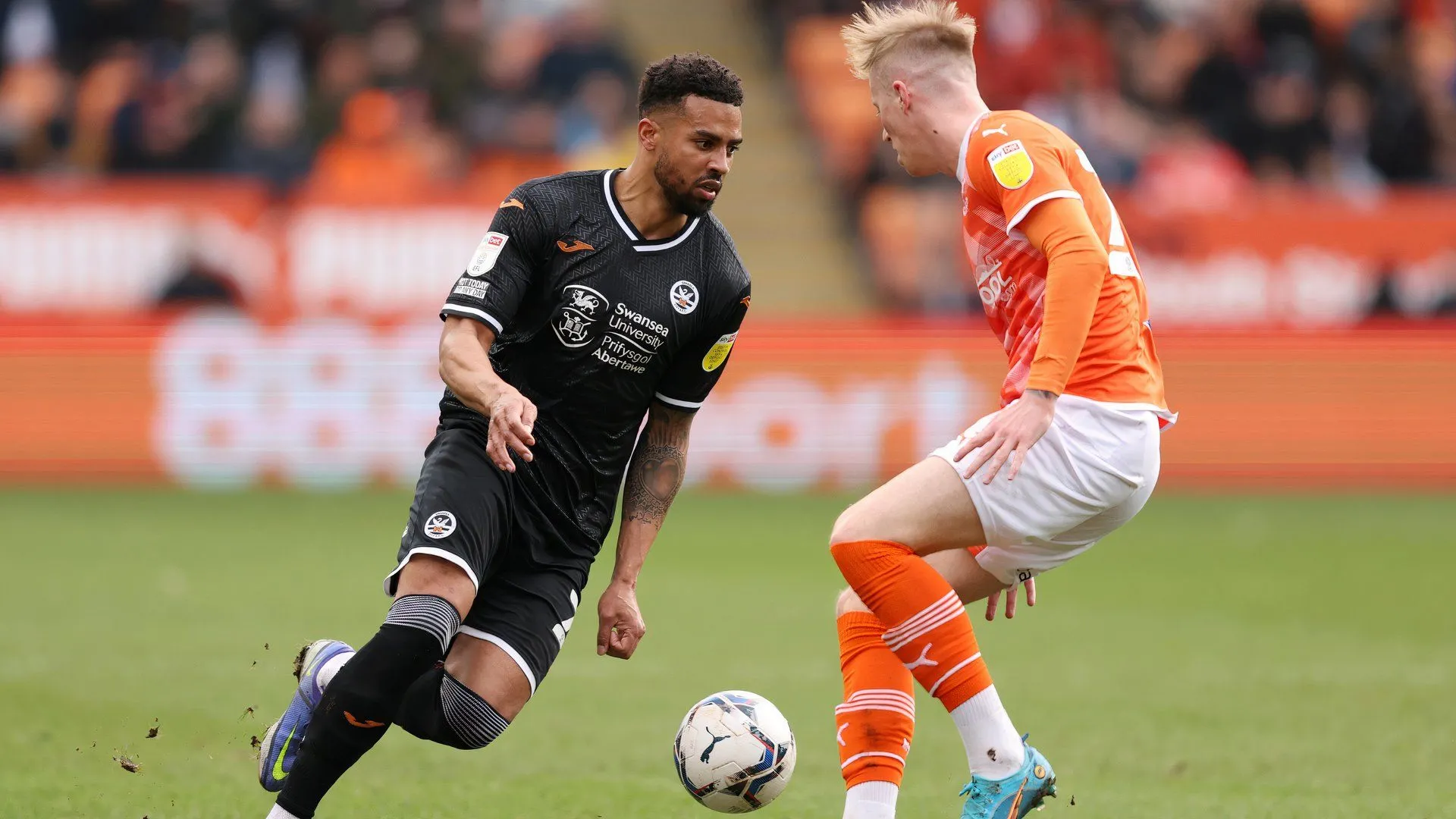 Hậu vệ Cyrus Christie thể hiện khả năng không chiến ấn tượng, là lựa chọn chất lượng cho hàng thủ Stoke City