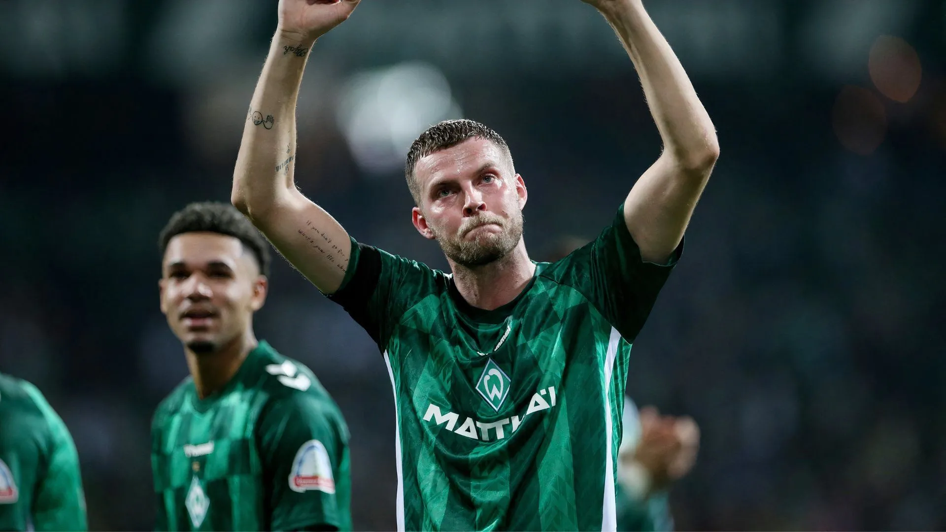 Hình ảnh logo câu lạc bộ Werder Bremen tại sân Weserstadion, biểu tượng của một cỗ máy tấn công
