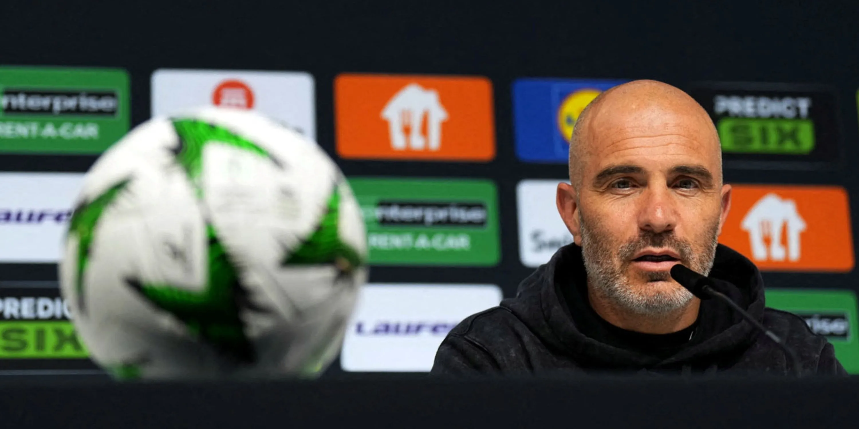 HLV Enzo Maresca ăn mừng chức vô địch Conference League cùng Chelsea.