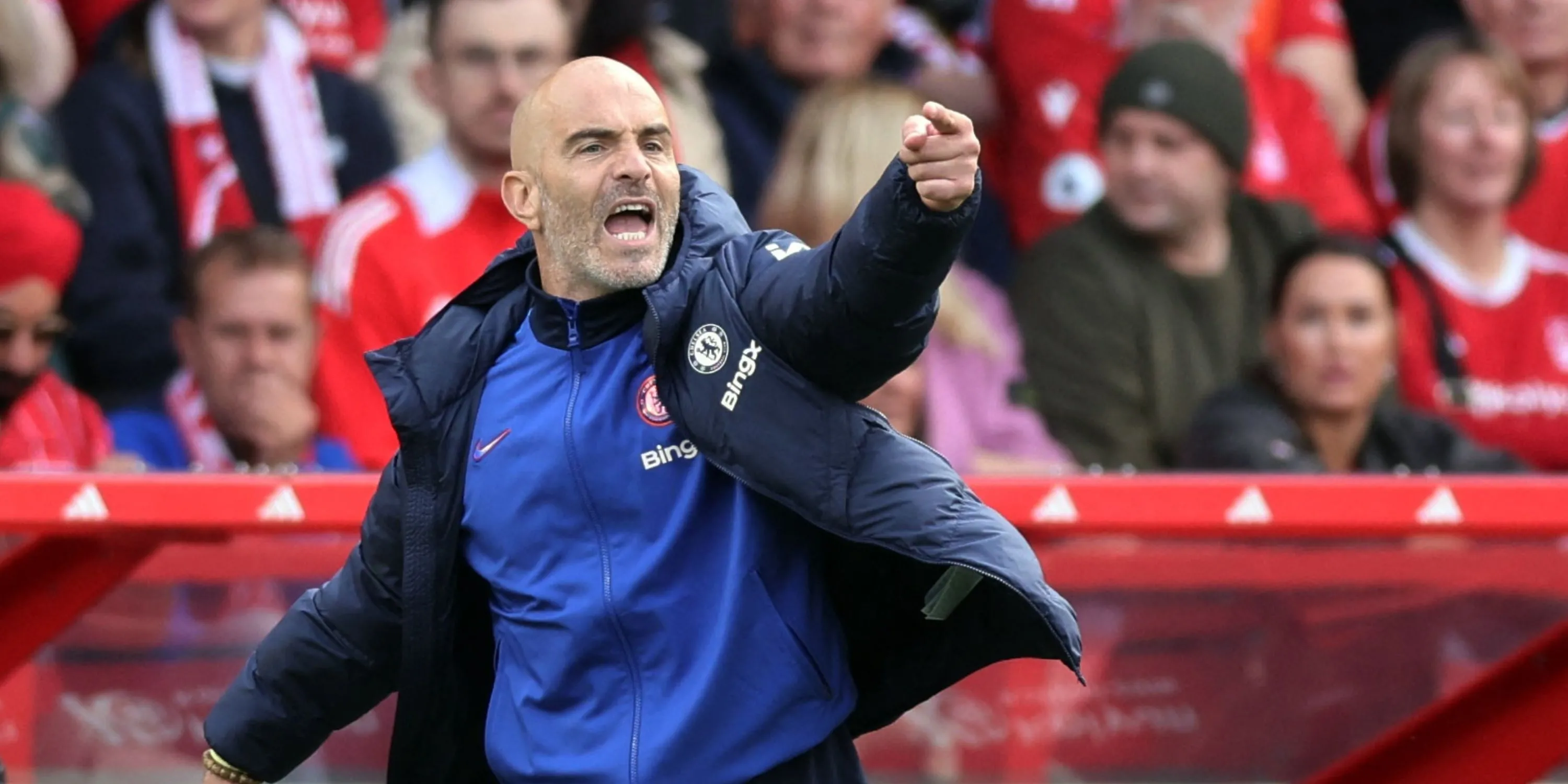 HLV Enzo Maresca chỉ đạo trong trận đấu tại Premier League.
