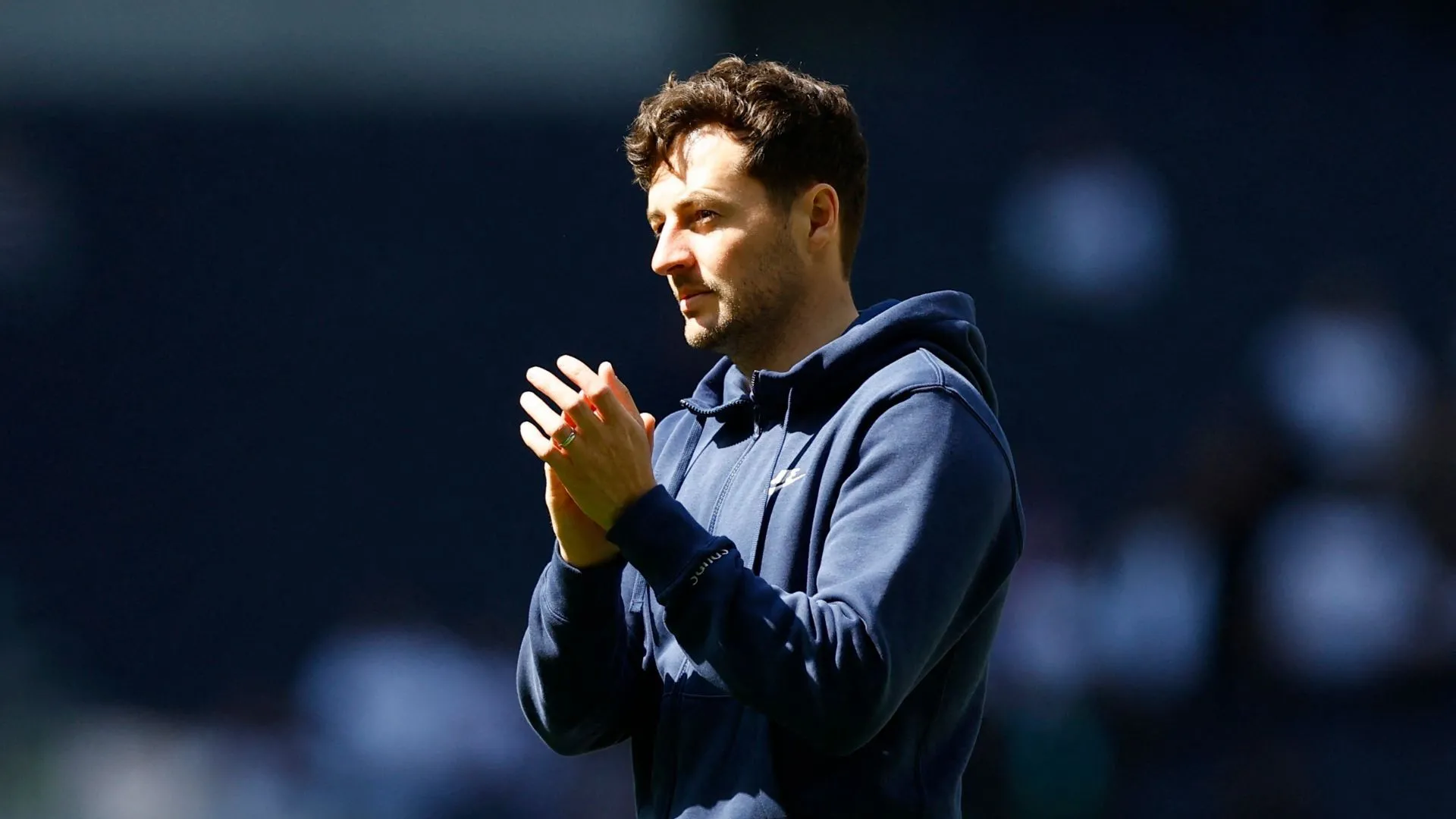 HLV Ryan Mason của West Brom đang chỉ đạo tập luyện trên sân cỏ