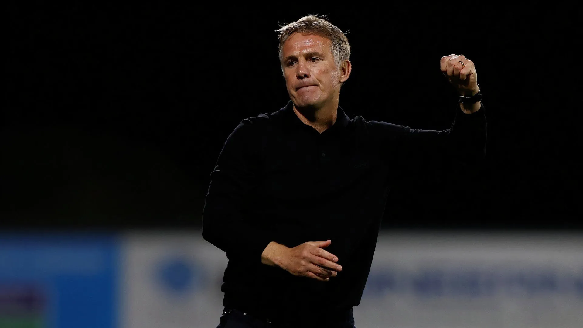 Huấn luyện viên Phil Parkinson ăn mừng, thể hiện quyết tâm xây dựng đội hình Wrexham