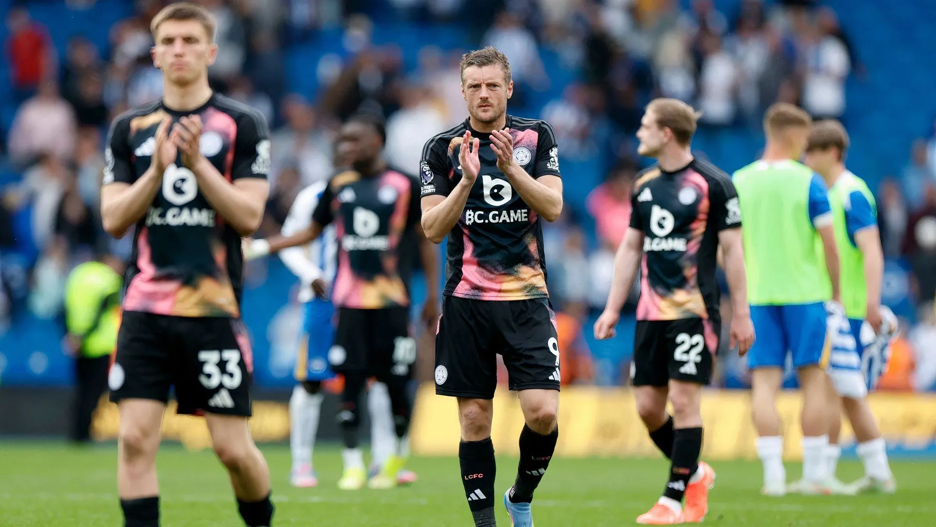 Jamie Vardy và các đồng đội Leicester City ăn mừng chức vô địch Premier League