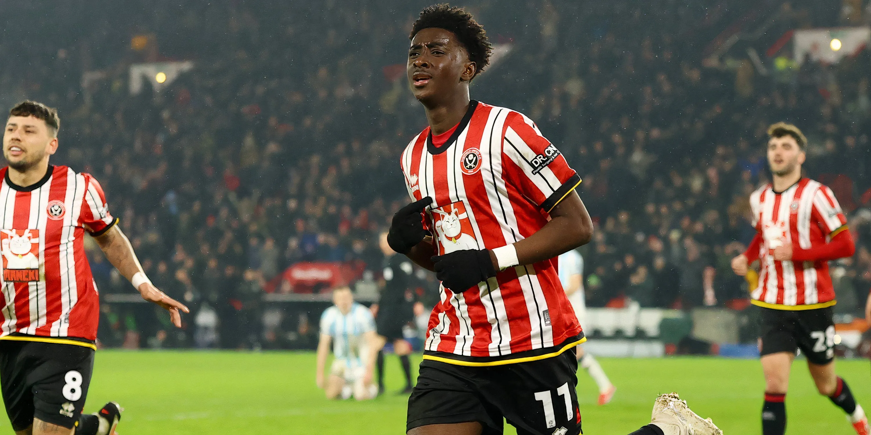 Jesurun Rak-Sakyi trong màu áo Charlton đối đầu Sheffield United, thể hiện khả năng tấn công của mục tiêu Rangers.