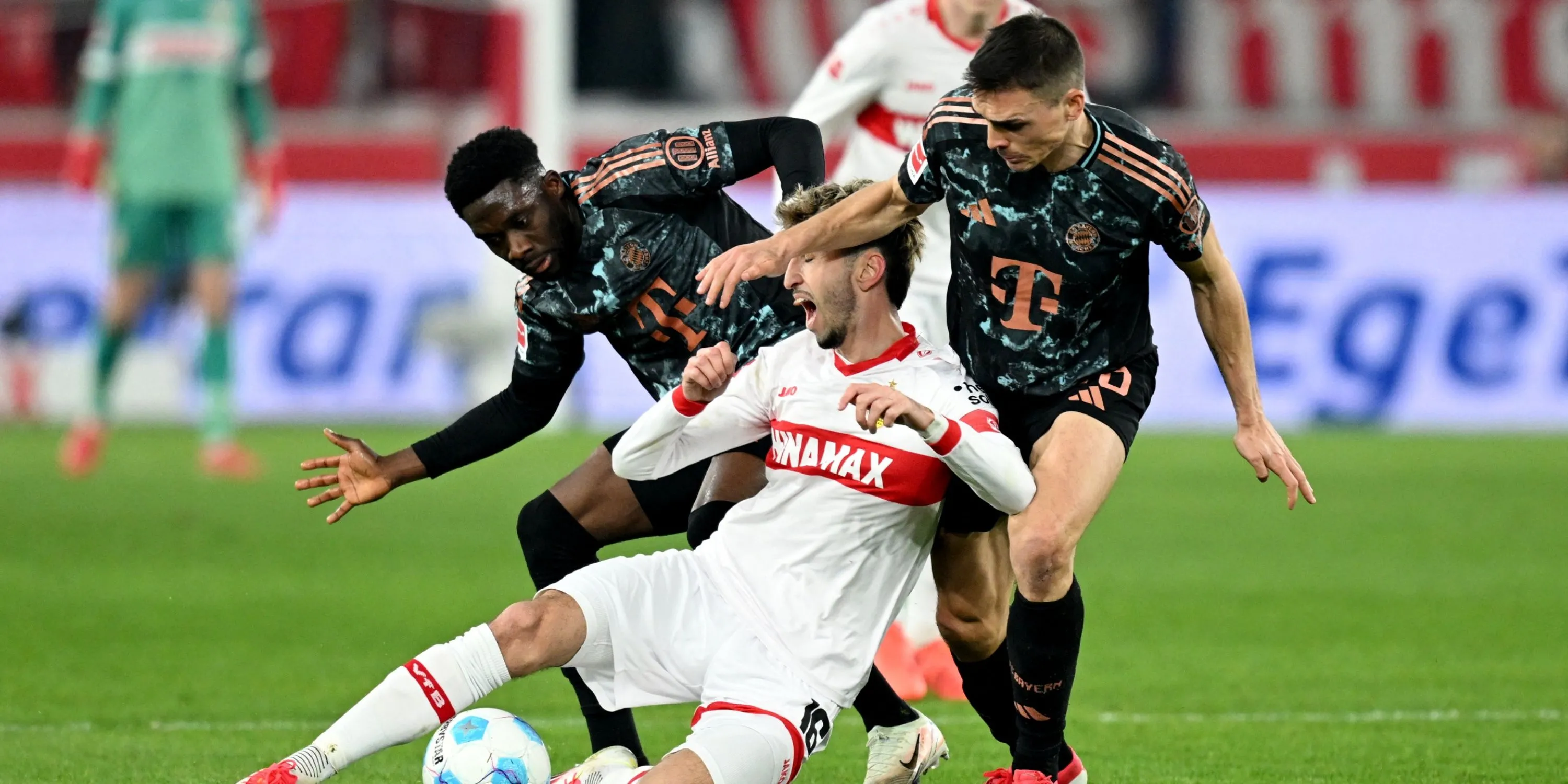 João Palhinha của Bayern Munich nỗ lực tranh giành bóng, thể hiện khả năng tắc bóng và không chiến vượt trội.