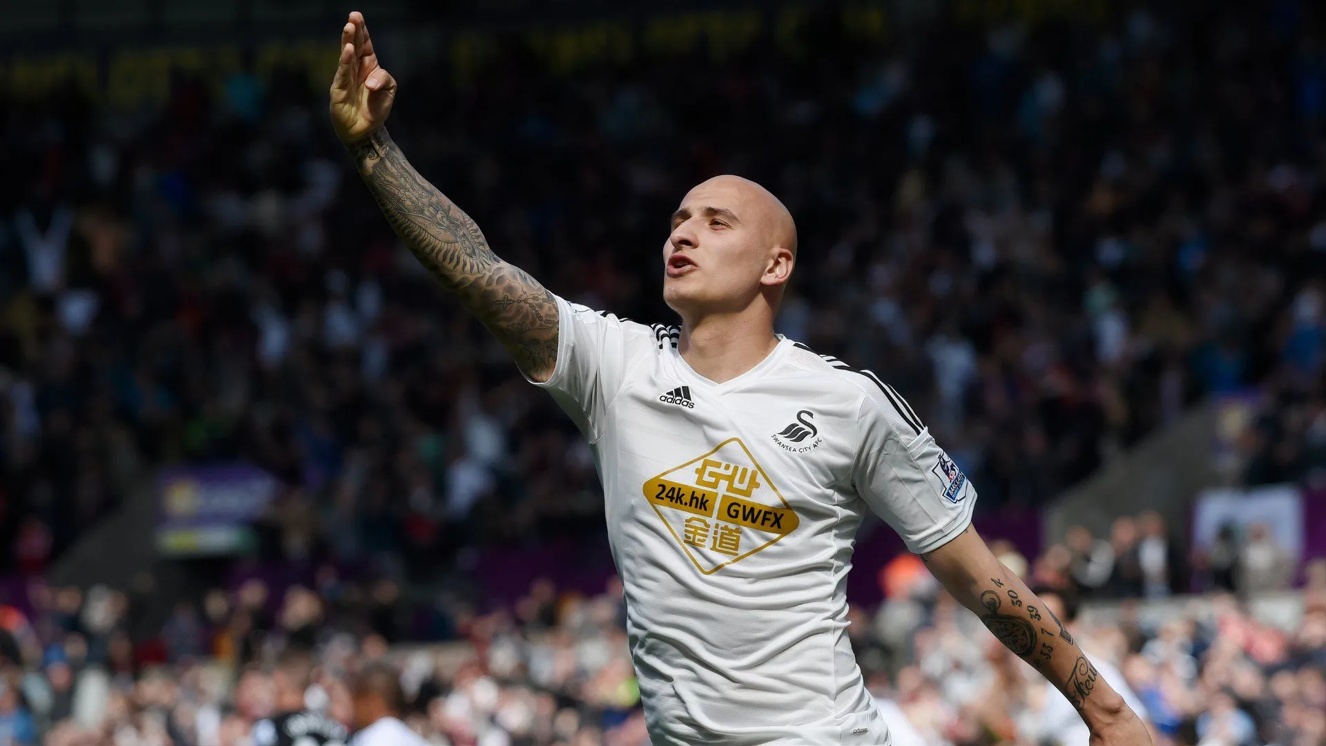 Jonjo Shelvey ăn mừng pha lập công quan trọng cho Swansea City