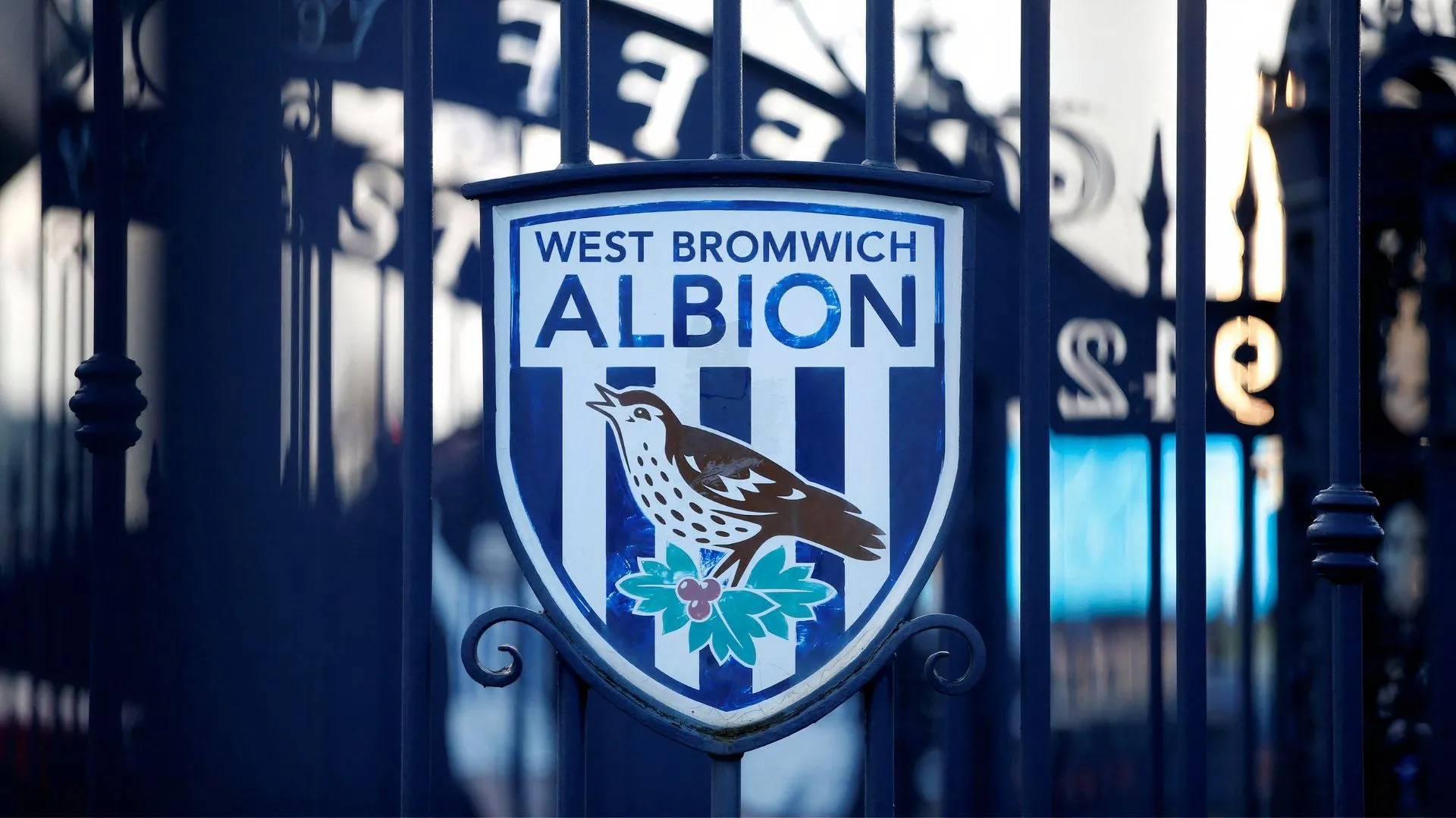 Logo câu lạc bộ West Bromwich Albion tại sân vận động The Hawthorns