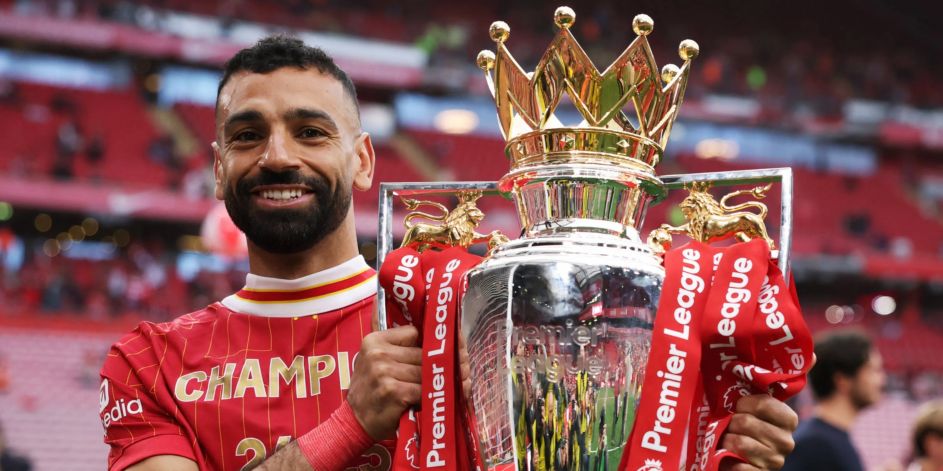 Mohamed Salah ăn mừng cùng cúp Premier League, biểu tượng thành công của Liverpool từ Serie A.