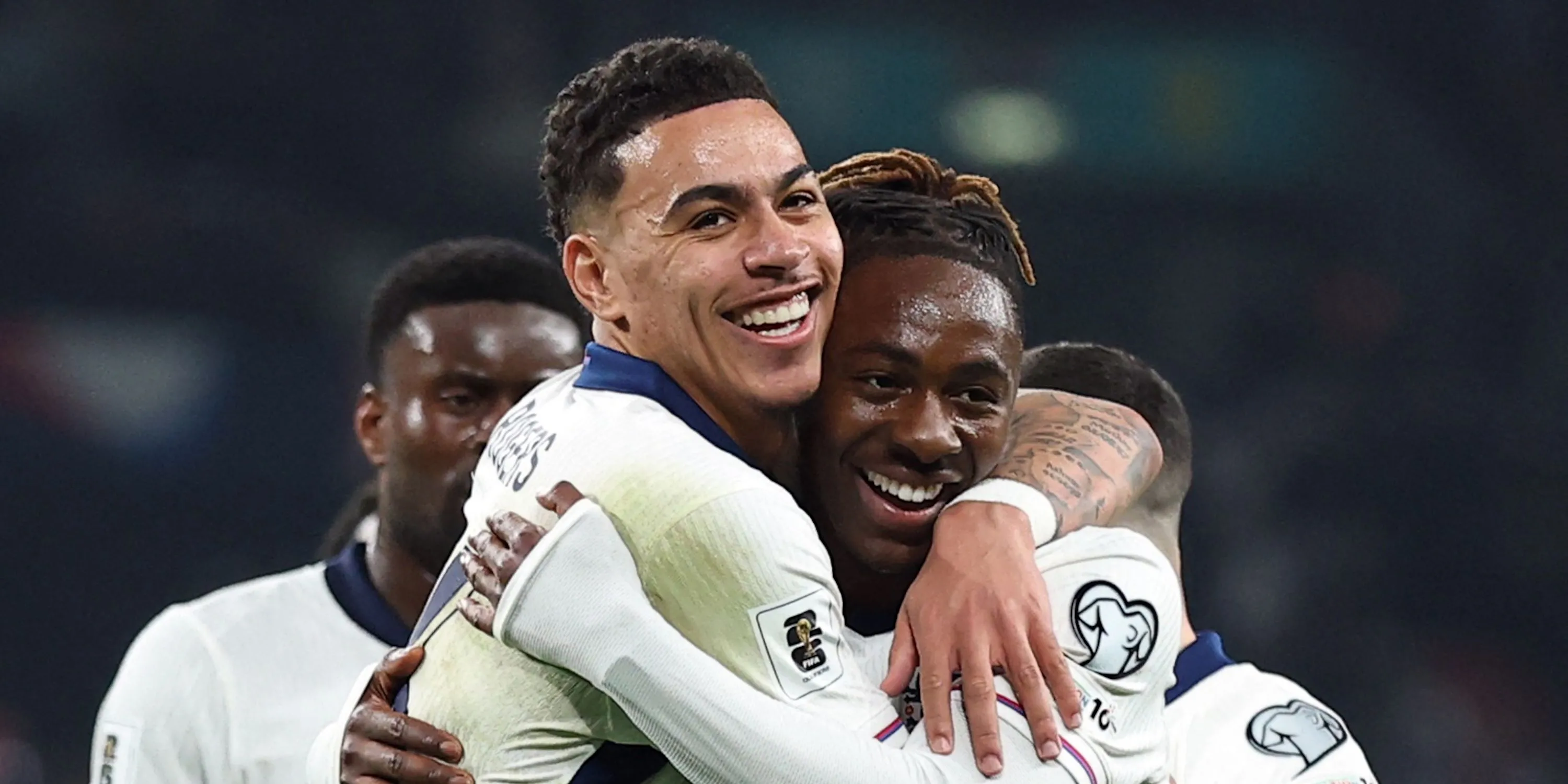 Morgan Rogers của Aston Villa cùng Eberechi Eze (Anh) ăn mừng bàn thắng, cho thấy tiềm năng sáng giá của tiền vệ này.