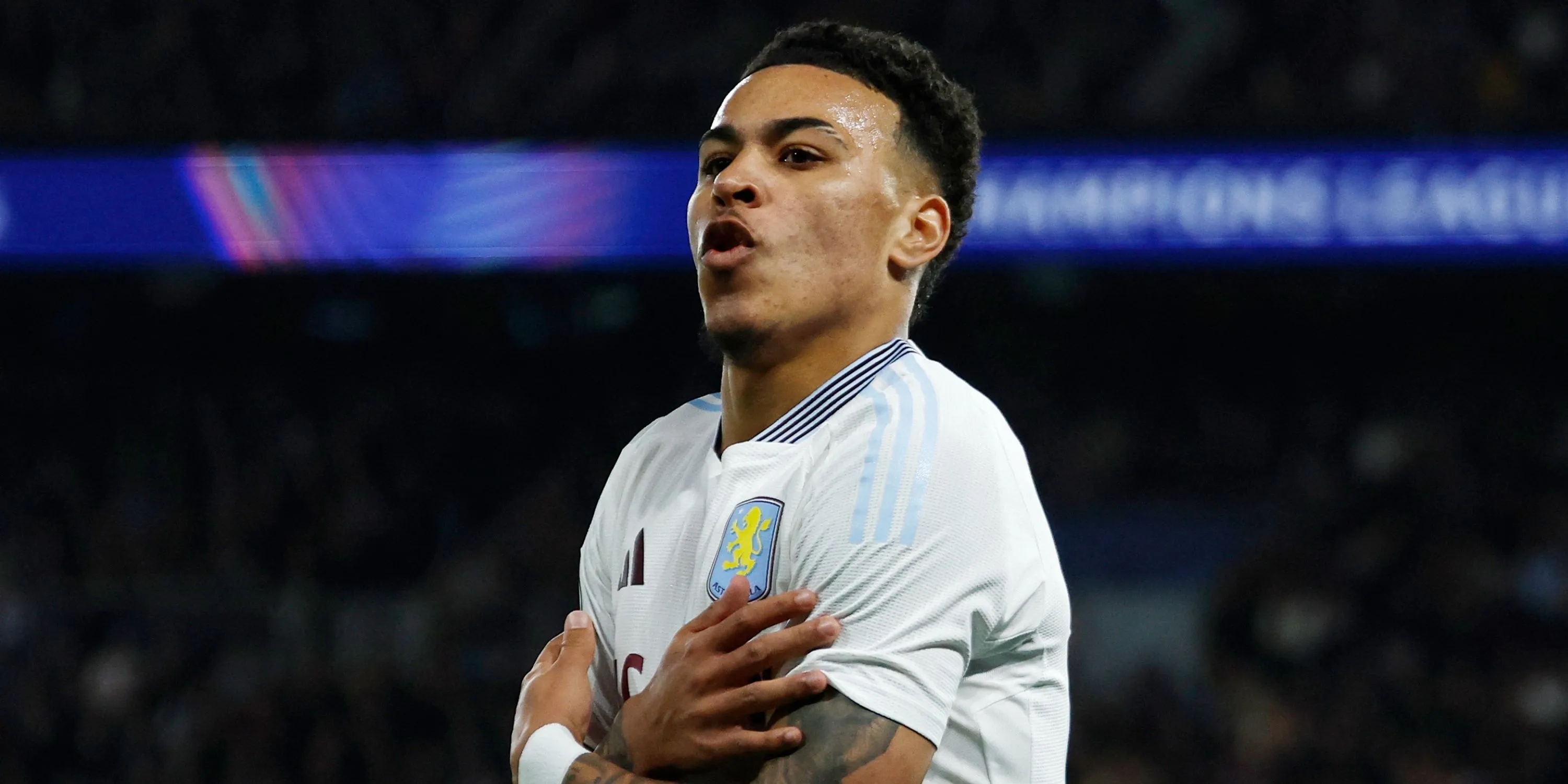 Morgan Rogers trong màu áo Aston Villa, thể hiện kỹ năng kiểm soát bóng và tư duy tấn công xuất sắc.