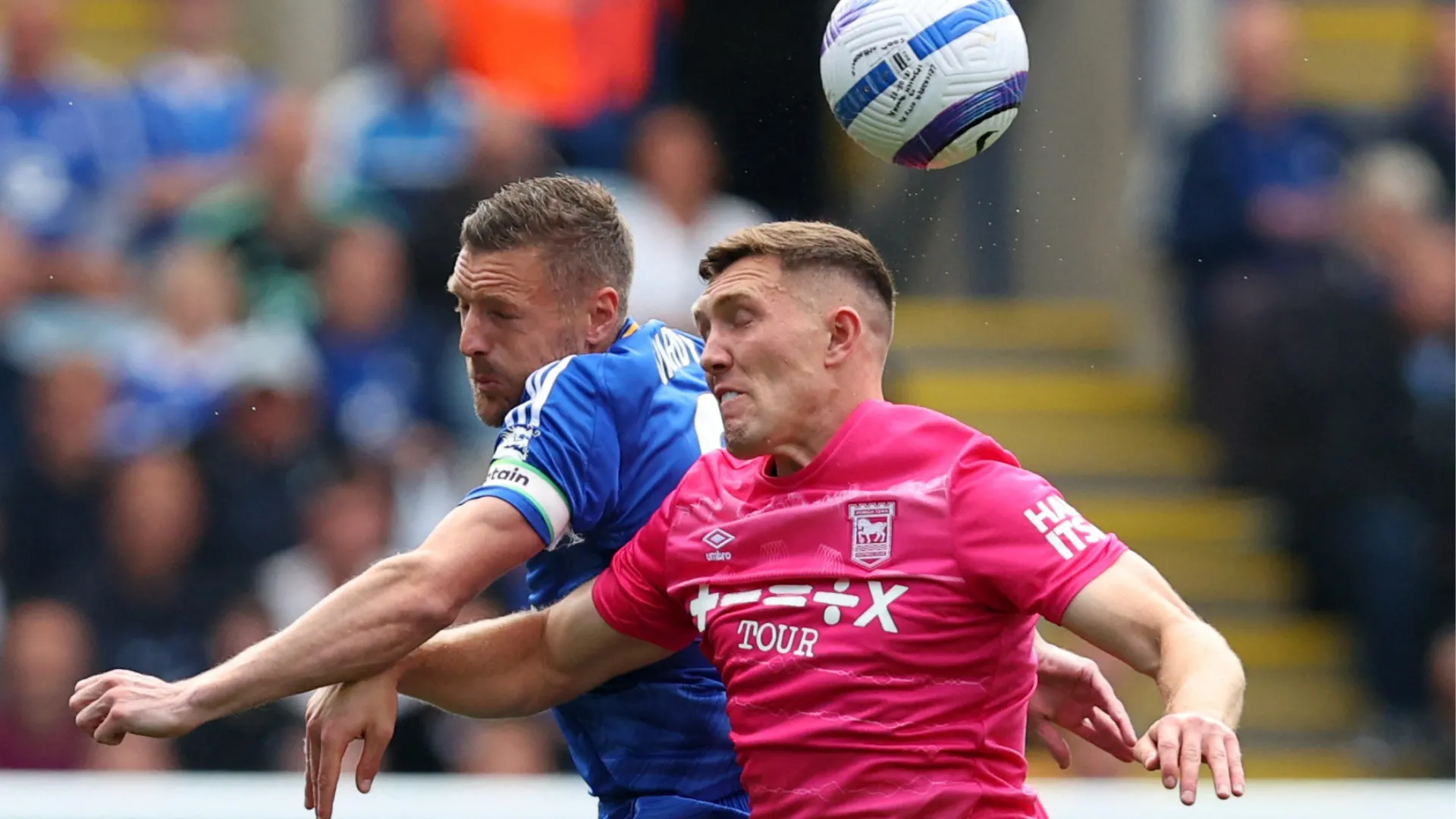 Một cầu thủ thi đấu tại Championship, minh họa cho chi phí lương bổng khổng lồ mà Birmingham City có thể phải chi trả.