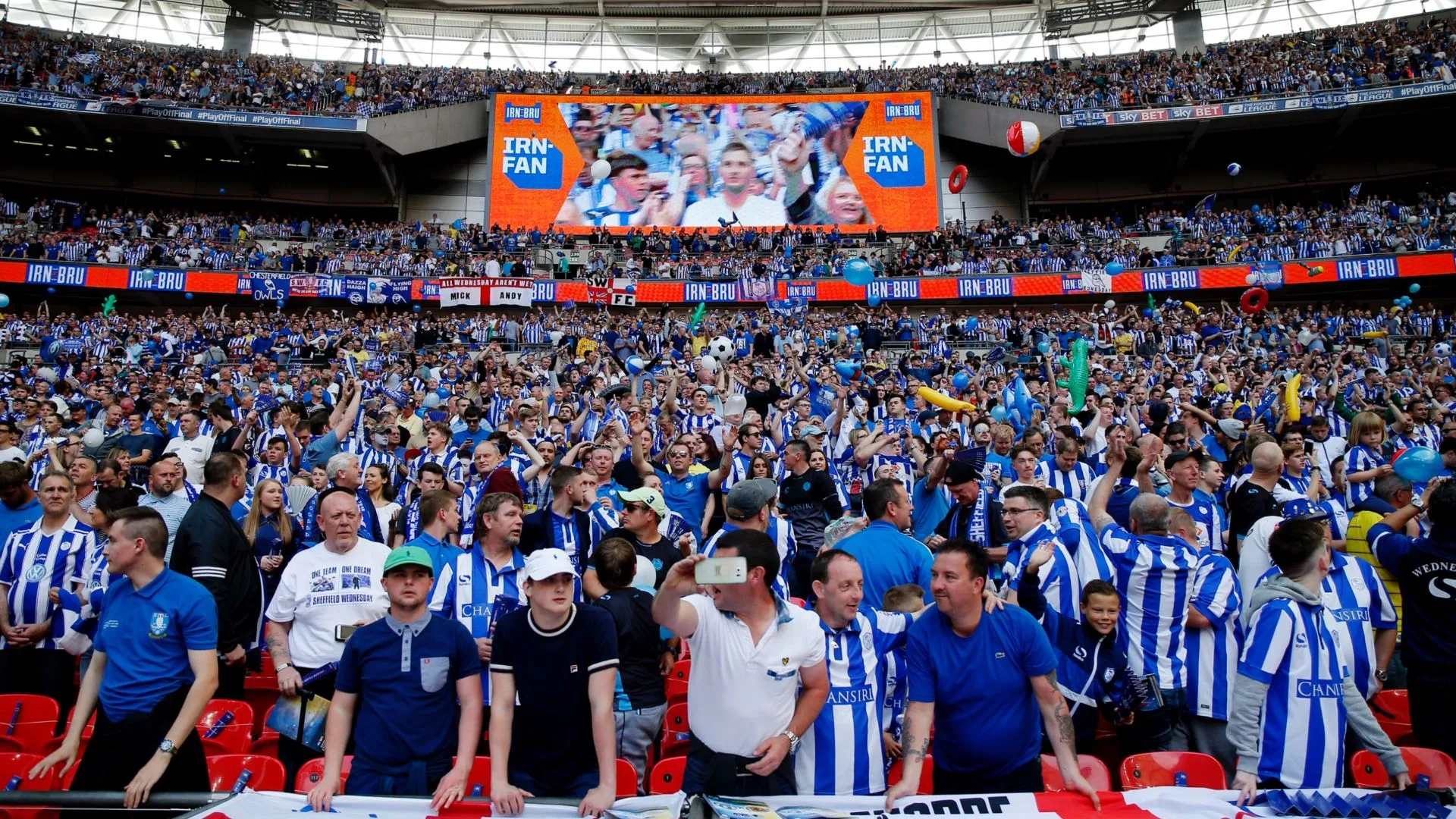 người hâm mộ sheffield wednesday ăn mừng ở wembley