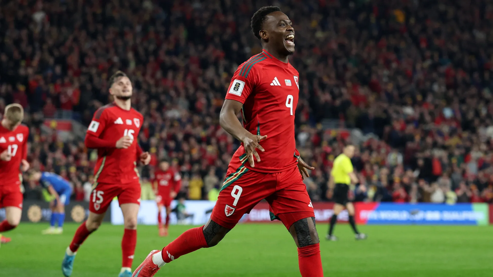 Rabbi Matondo ăn mừng bàn thắng đầu tiên cho Đội tuyển Wales trong trận gặp Kazakhstan